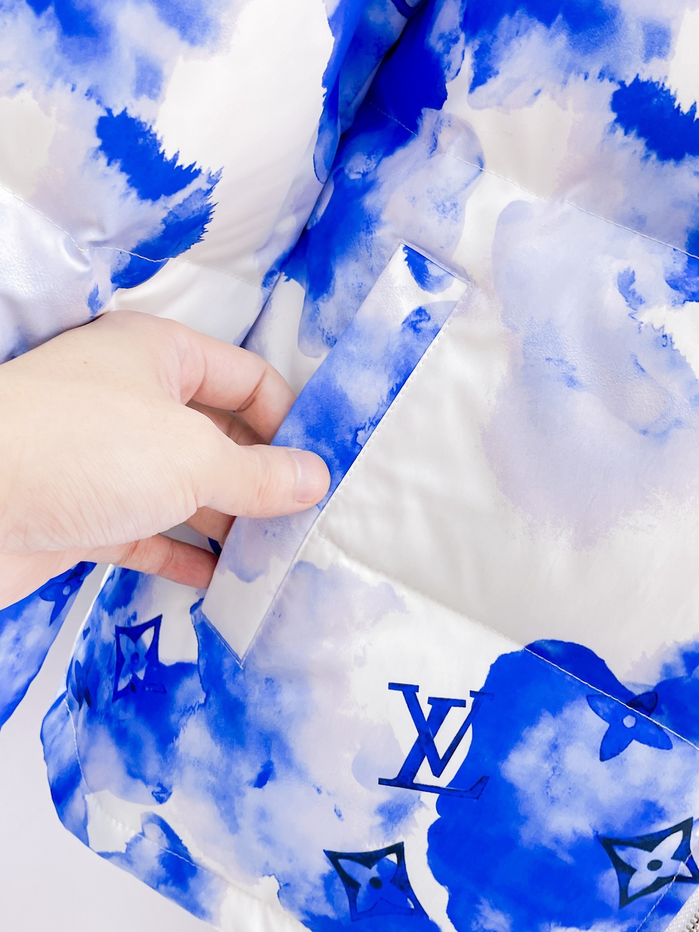 ! LV 秋冬新款羽绒服。这款号称羽绒服届最贵的,全部90绒的。带着经典的Logo组合搭配,第一眼看