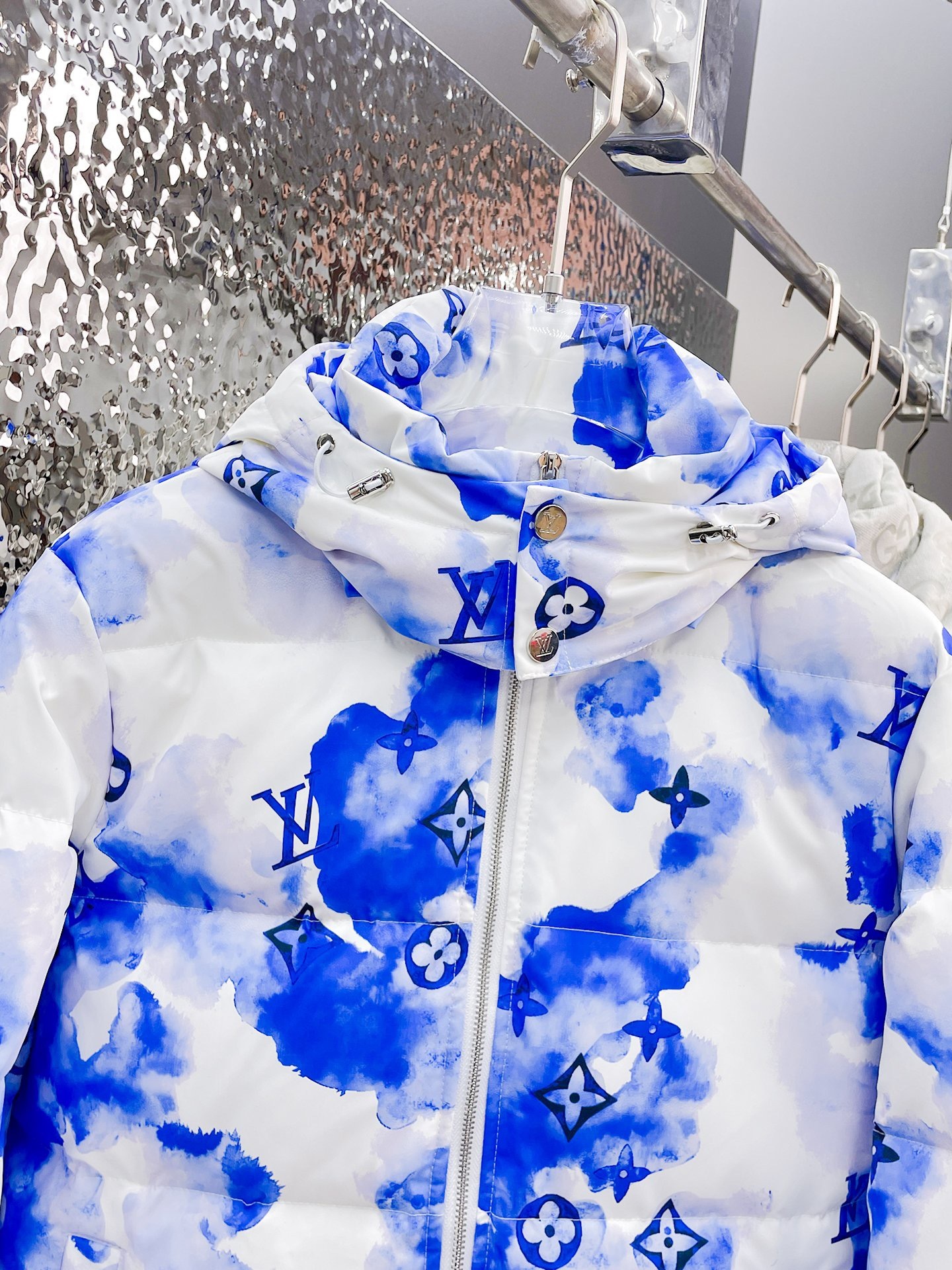 ! LV 秋冬新款羽绒服。这款号称羽绒服届最贵的,全部90绒的。带着经典的Logo组合搭配,第一眼看