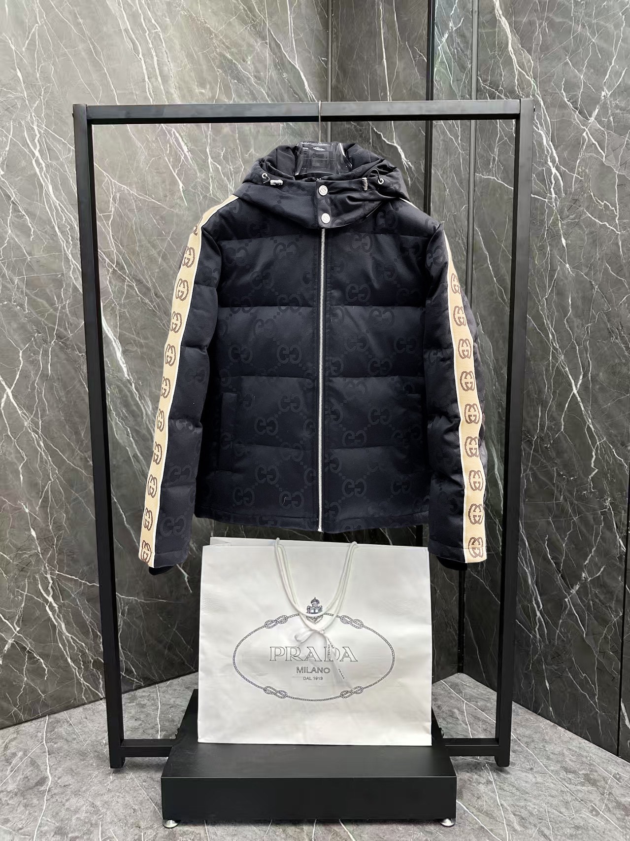 ! 古奇 秋冬新款羽绒服。这款号称羽绒服届最贵的,全部90绒的。带着经典的Logo组合搭配,第一眼看