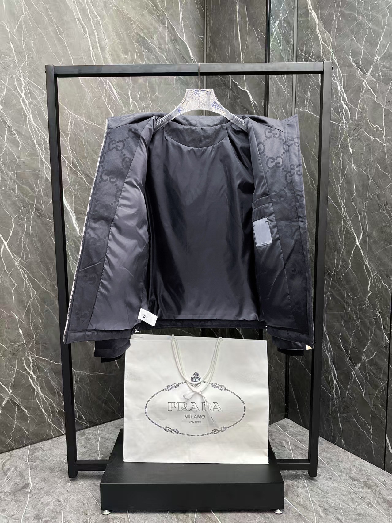 ! 古奇 秋冬新款羽绒服。这款号称羽绒服届最贵的,全部90绒的。带着经典的Logo组合搭配,第一眼看