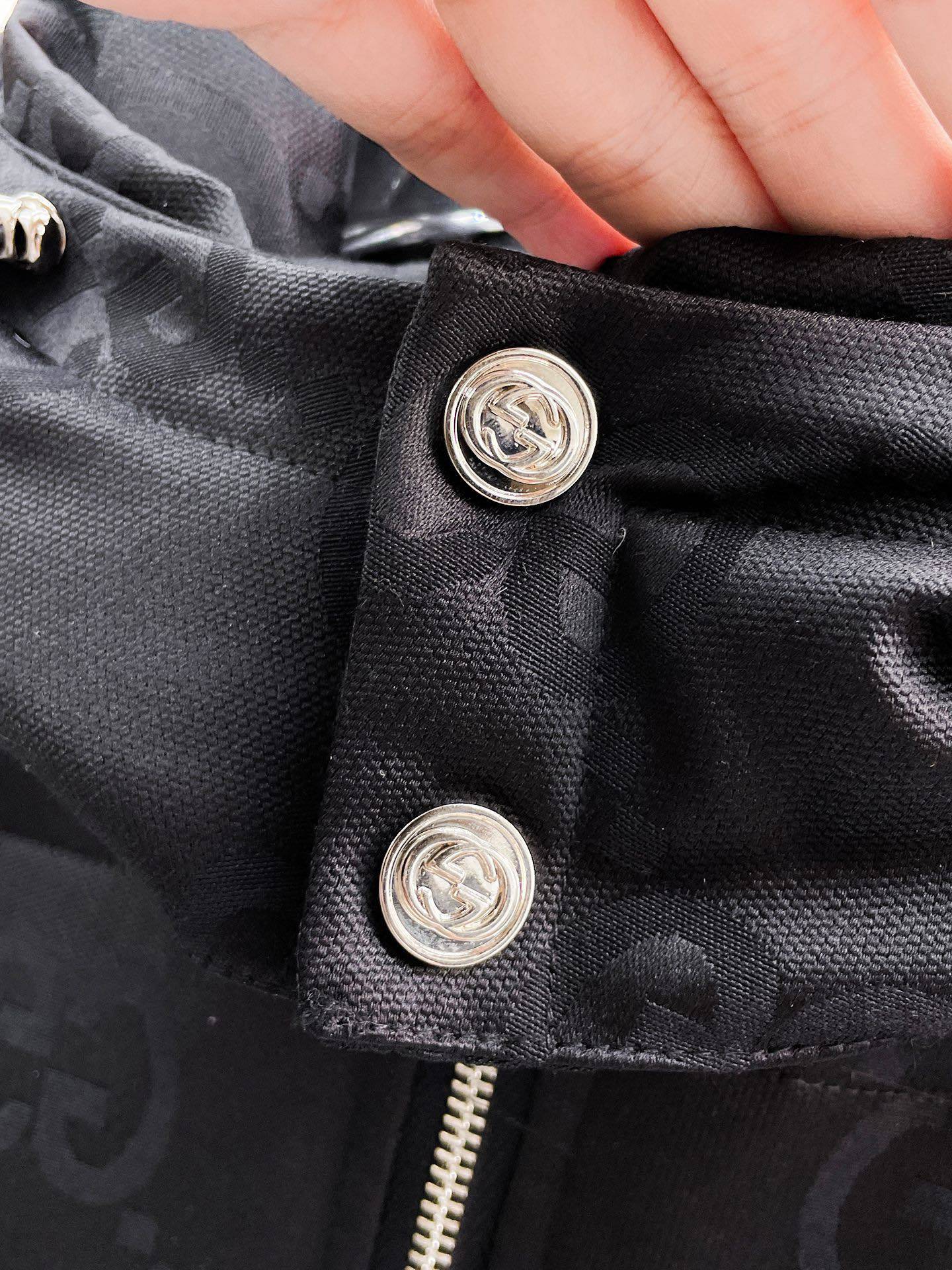 ! 古奇 秋冬新款羽绒服。这款号称羽绒服届最贵的,全部90绒的。带着经典的Logo组合搭配,第一眼看