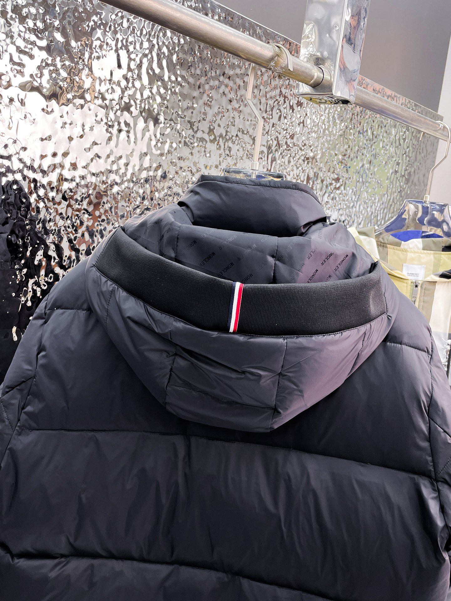 ！  蒙口  秋冬新款羽绒服。这款号称羽绒服届最贵的，全部90绒的。带着经典的Logo组合搭配，第一眼看
