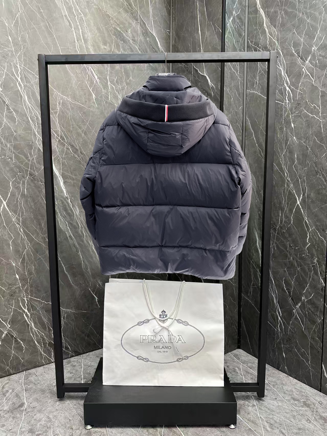 ！  蒙口  秋冬新款羽绒服。这款号称羽绒服届最贵的，全部90绒的。带着经典的Logo组合搭配，第一眼看