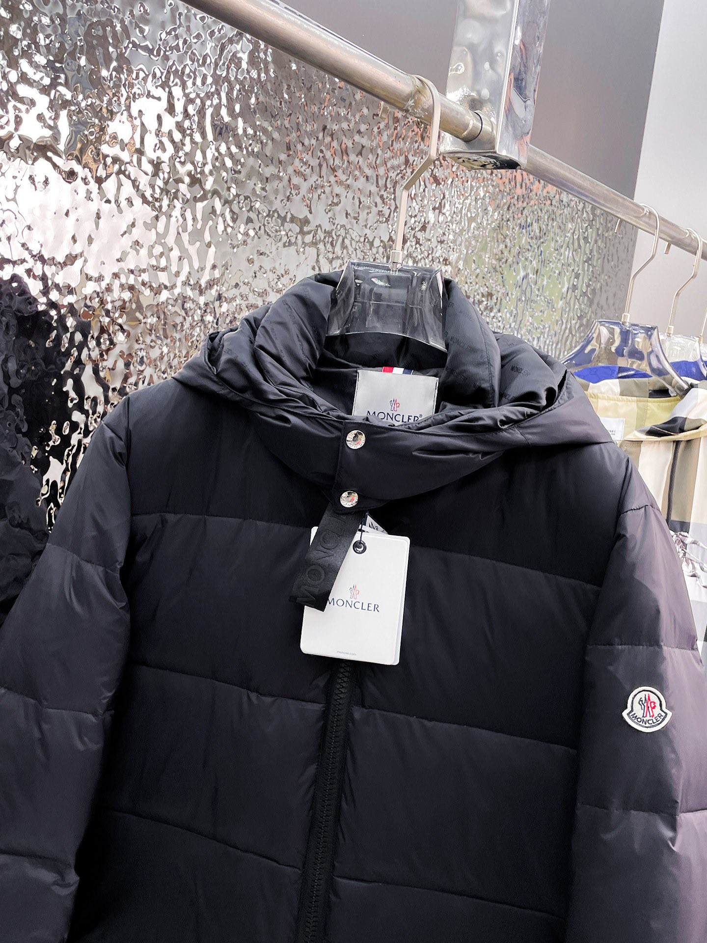 ！  蒙口  秋冬新款羽绒服。这款号称羽绒服届最贵的，全部90绒的。带着经典的Logo组合搭配，第一眼看