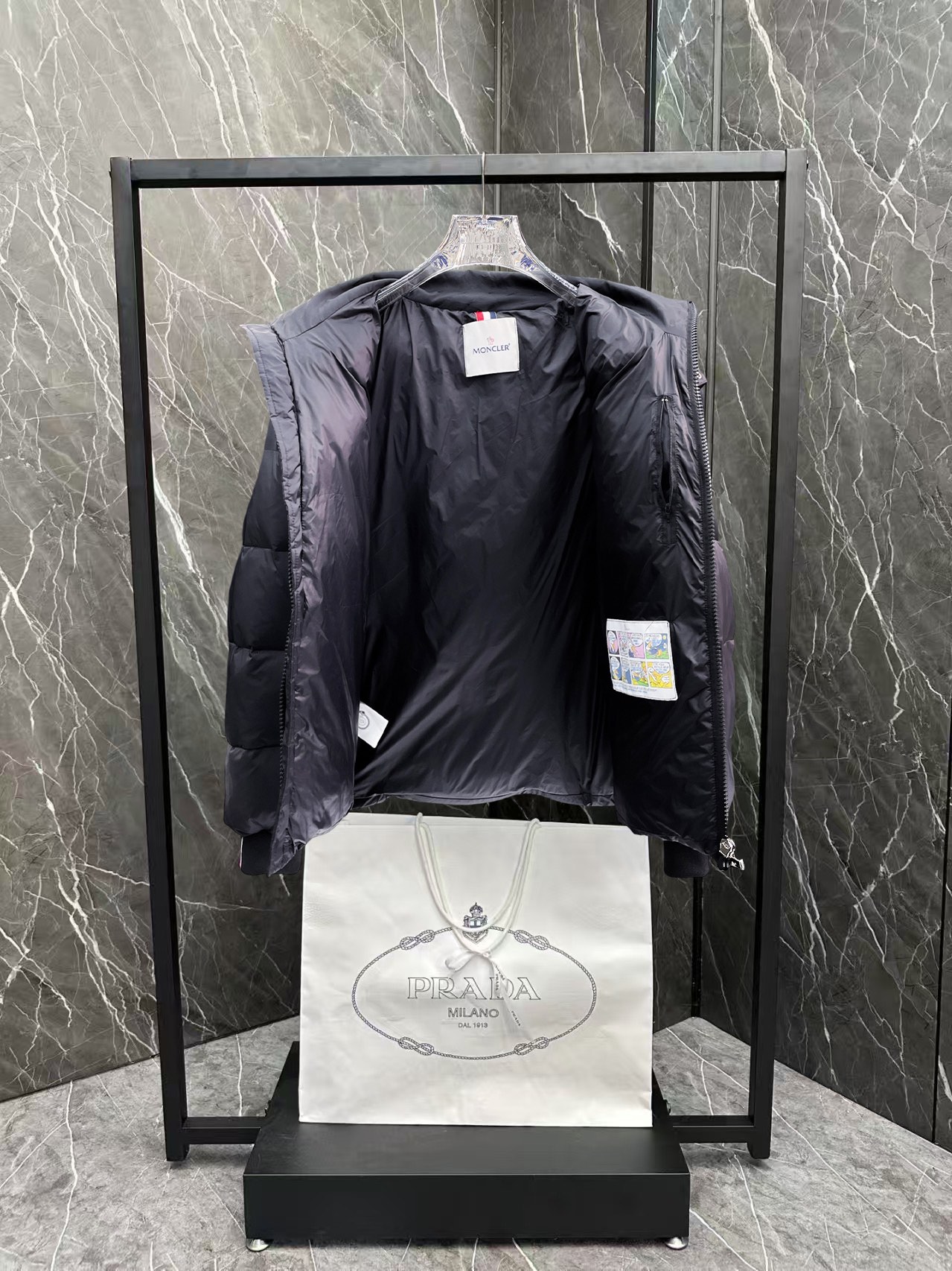 ！  蒙口  秋冬新款羽绒服。这款号称羽绒服届最贵的，全部90绒的。带着经典的Logo组合搭配，第一眼看