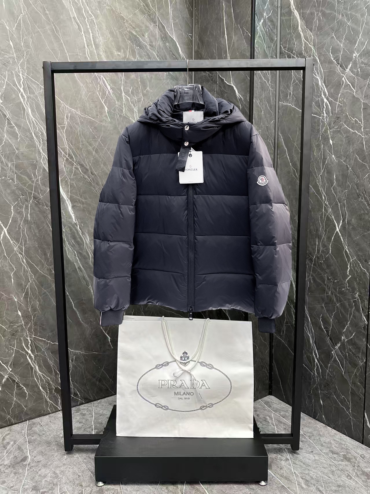 ！  蒙口  秋冬新款羽绒服。这款号称羽绒服届最贵的，全部90绒的。带着经典的Logo组合搭配，第一眼看