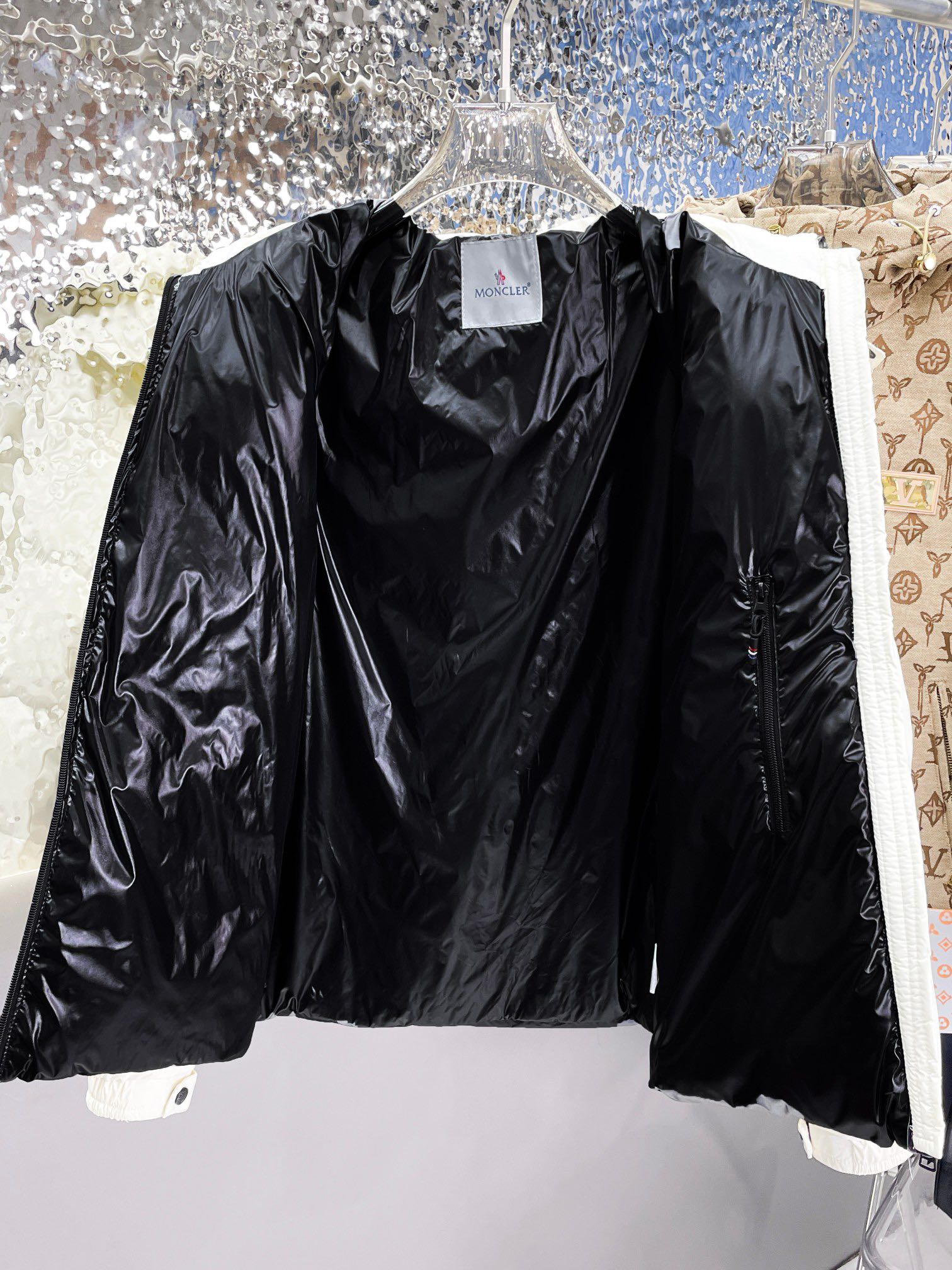 ！  蒙口  秋冬新款羽绒服。这款号称羽绒服届最贵的，全部90绒的。带着经典的Logo组合搭配，第一眼看