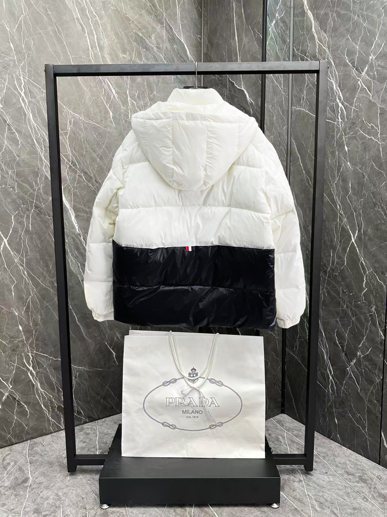 ！  蒙口  秋冬新款羽绒服。这款号称羽绒服届最贵的，全部90绒的。带着经典的Logo组合搭配，第一眼看
