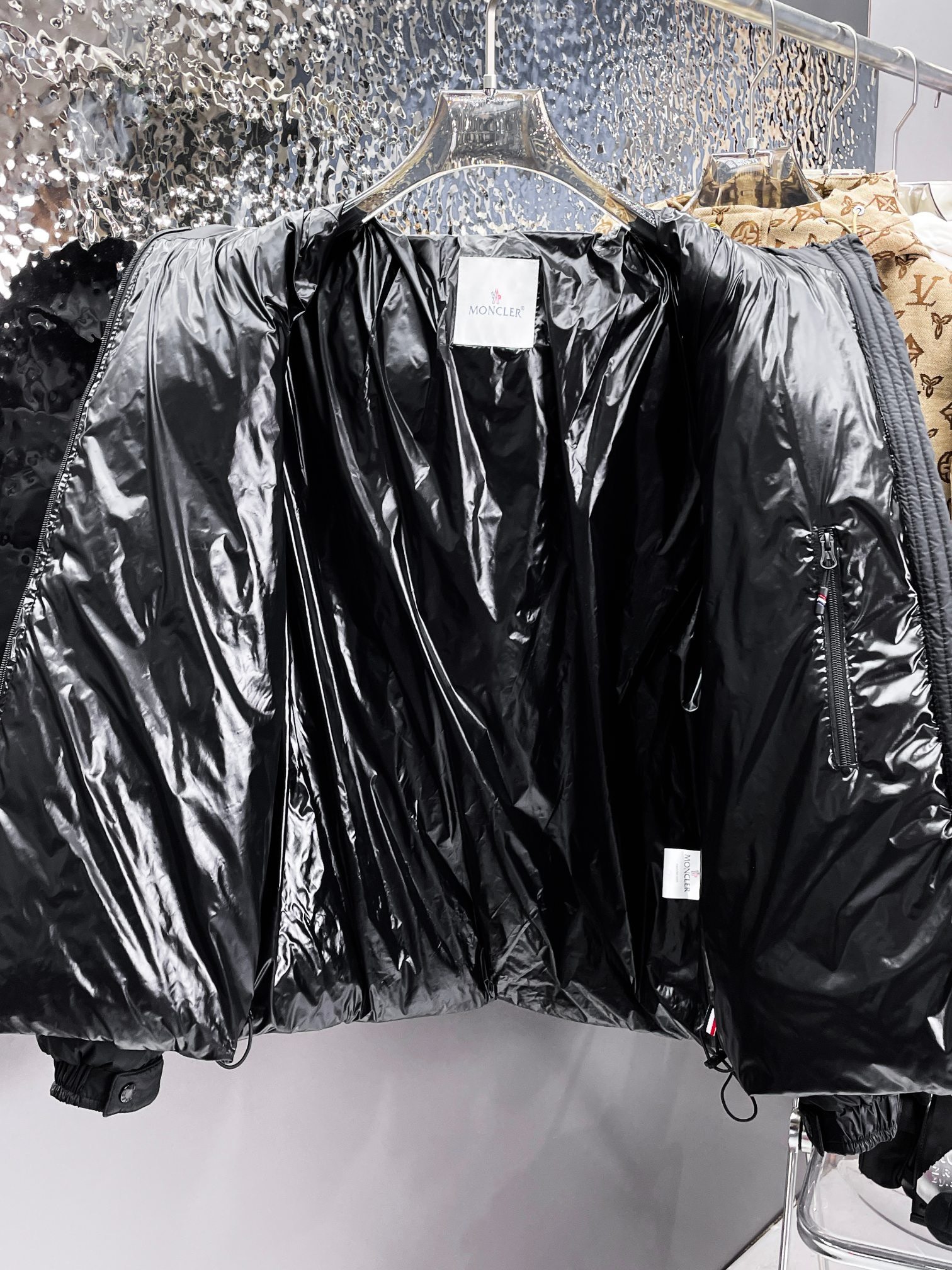 ! 蒙口 秋冬新款羽绒服。这款号称羽绒服届最贵的,全部90绒的。带着经典的Logo组合搭配,第一眼看