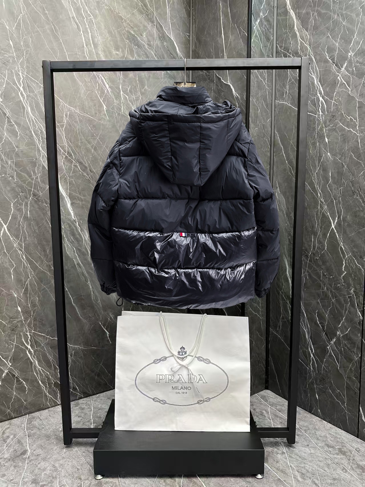 ! 蒙口 秋冬新款羽绒服。这款号称羽绒服届最贵的,全部90绒的。带着经典的Logo组合搭配,第一眼看