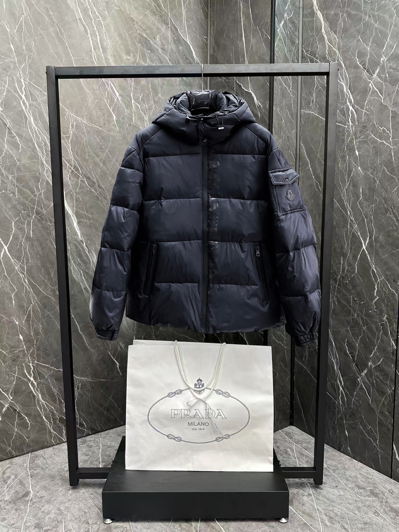 ! 蒙口 秋冬新款羽绒服。这款号称羽绒服届最贵的,全部90绒的。带着经典的Logo组合搭配,第一眼看