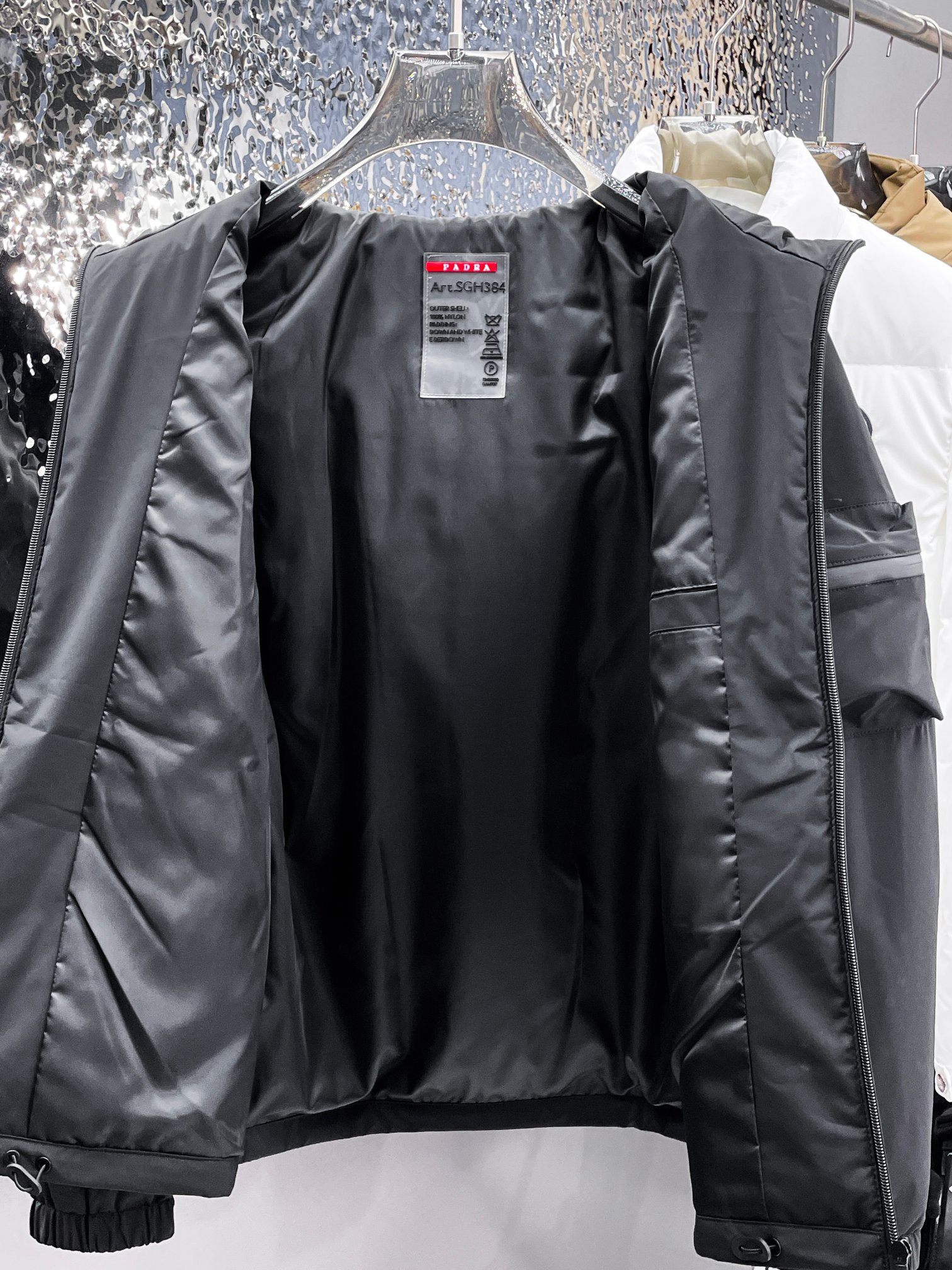   普拉达  三标齐全    ss冬季新款羽绒棉服外套，秀场新品‼品相非常完美，舒适保暖，色泽饱满诱人，