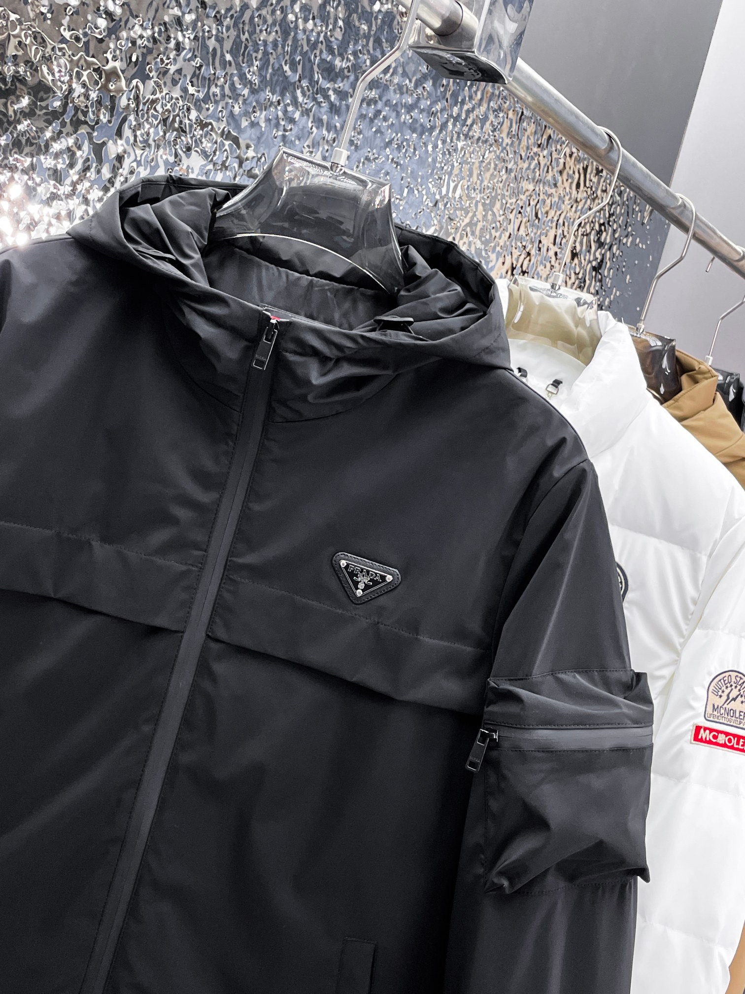   普拉达  三标齐全    ss冬季新款羽绒棉服外套，秀场新品‼品相非常完美，舒适保暖，色泽饱满诱人，