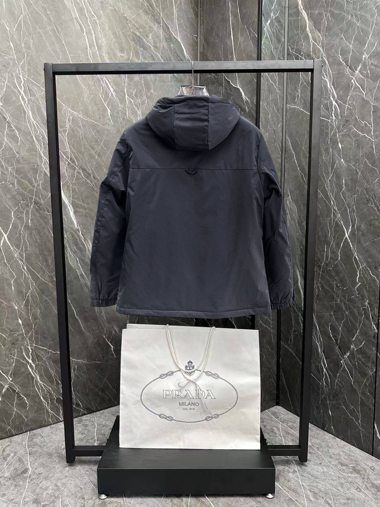   普拉达  三标齐全    ss冬季新款羽绒棉服外套，秀场新品‼品相非常完美，舒适保暖，色泽饱满诱人，