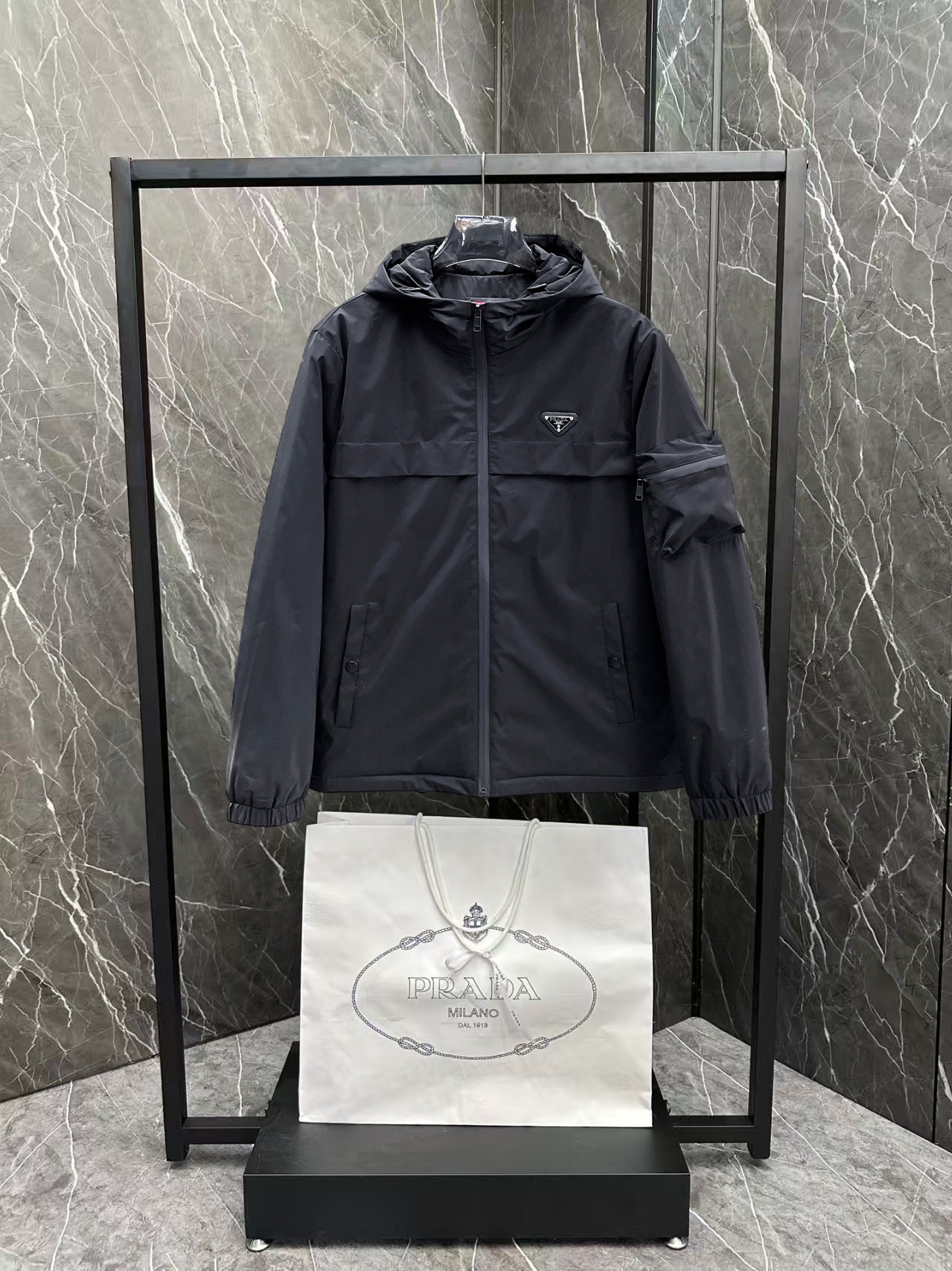   普拉达  三标齐全    ss冬季新款羽绒棉服外套，秀场新品‼品相非常完美，舒适保暖，色泽饱满诱人，