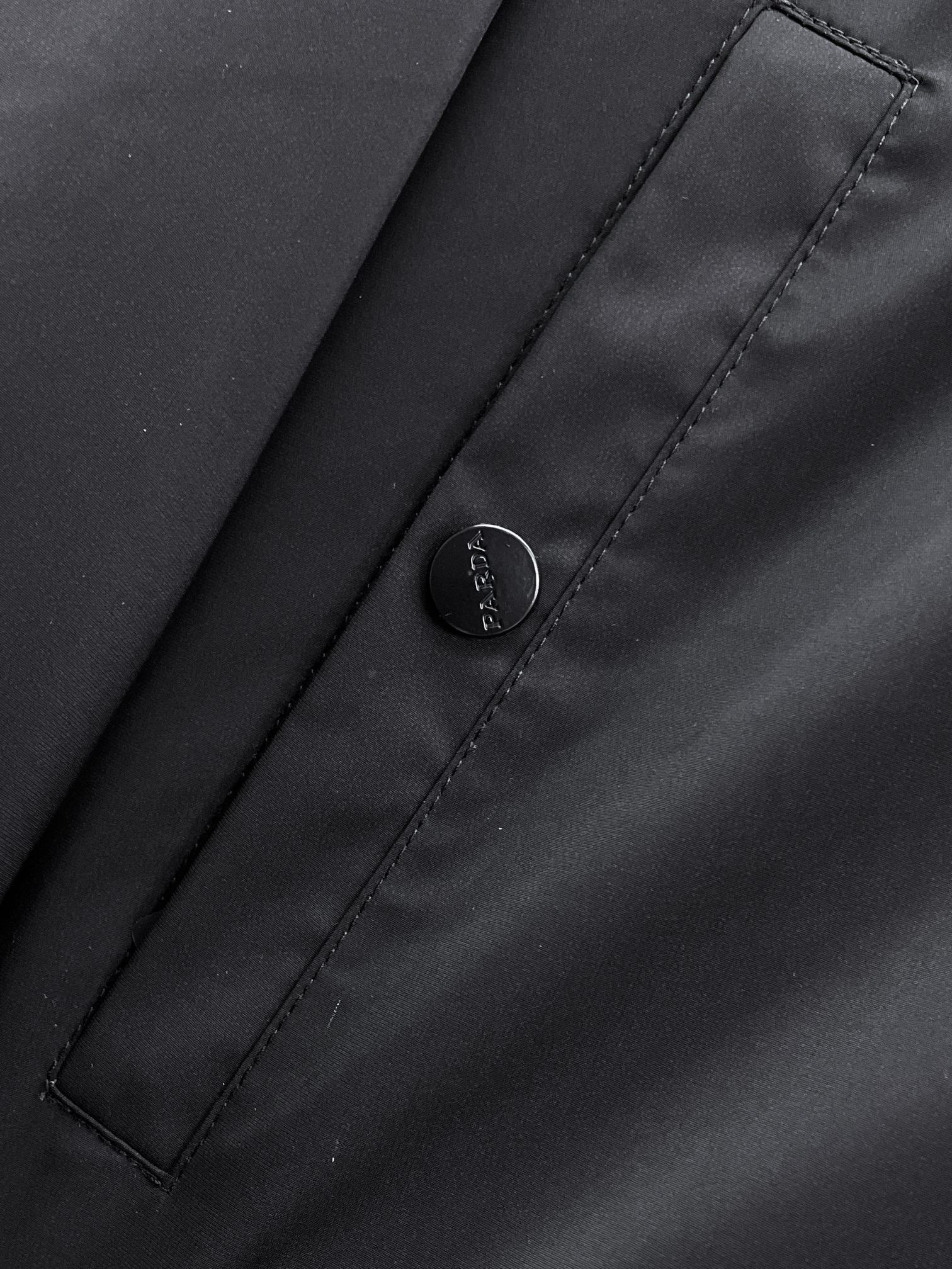   普拉达  三标齐全    ss冬季新款羽绒棉服外套，秀场新品‼品相非常完美，舒适保暖，色泽饱满诱人，