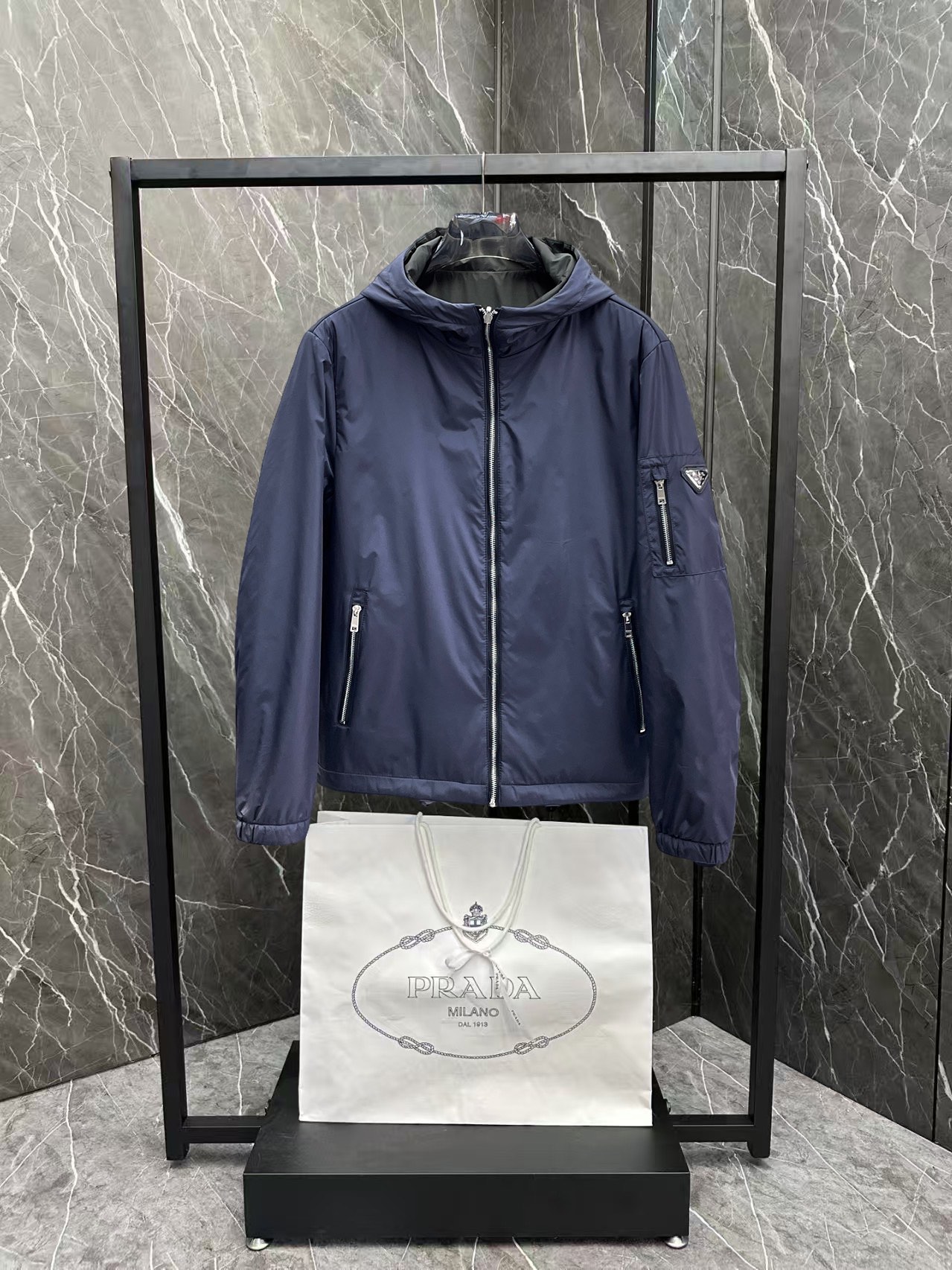   普拉达  三标齐全    ss冬季新款双面穿羽绒棉服外套，秀场新品‼品相非常完美，舒适保暖，色泽饱满