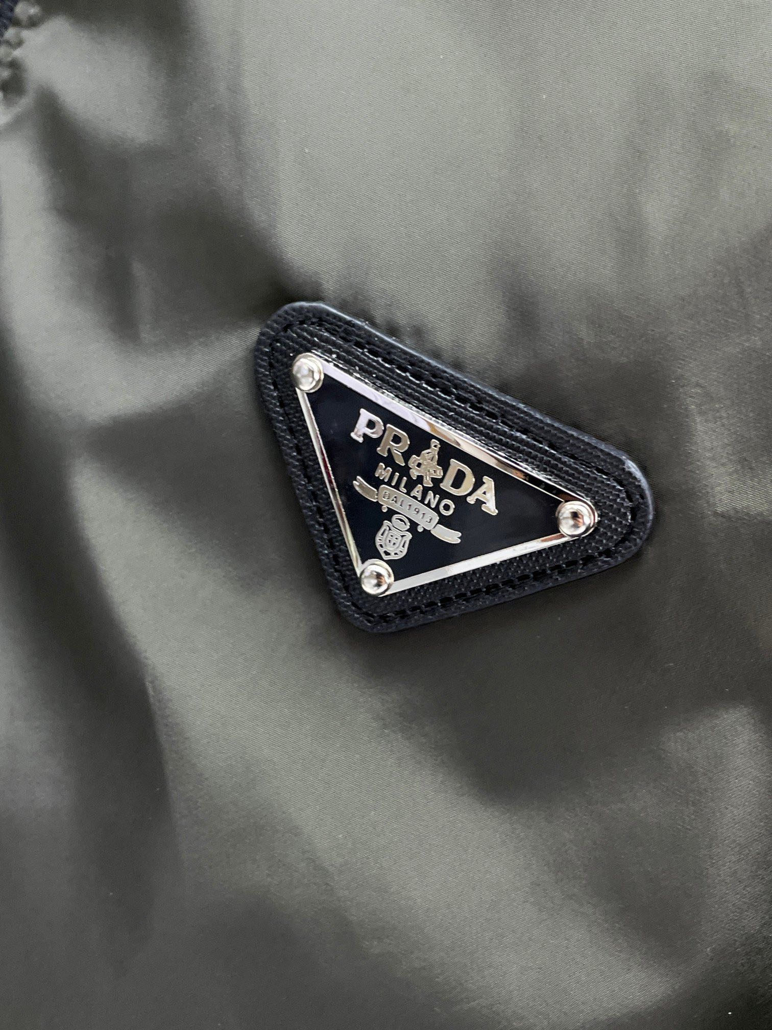   普拉达  三标齐全    ss冬季新款双面穿羽绒棉服外套，秀场新品‼品相非常完美，舒适保暖，色泽饱满