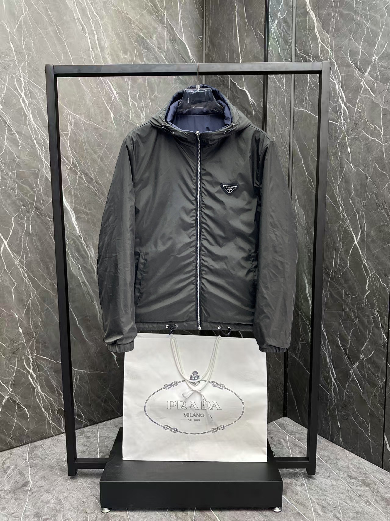   普拉达  三标齐全    ss冬季新款双面穿羽绒棉服外套，秀场新品‼品相非常完美，舒适保暖，色泽饱满