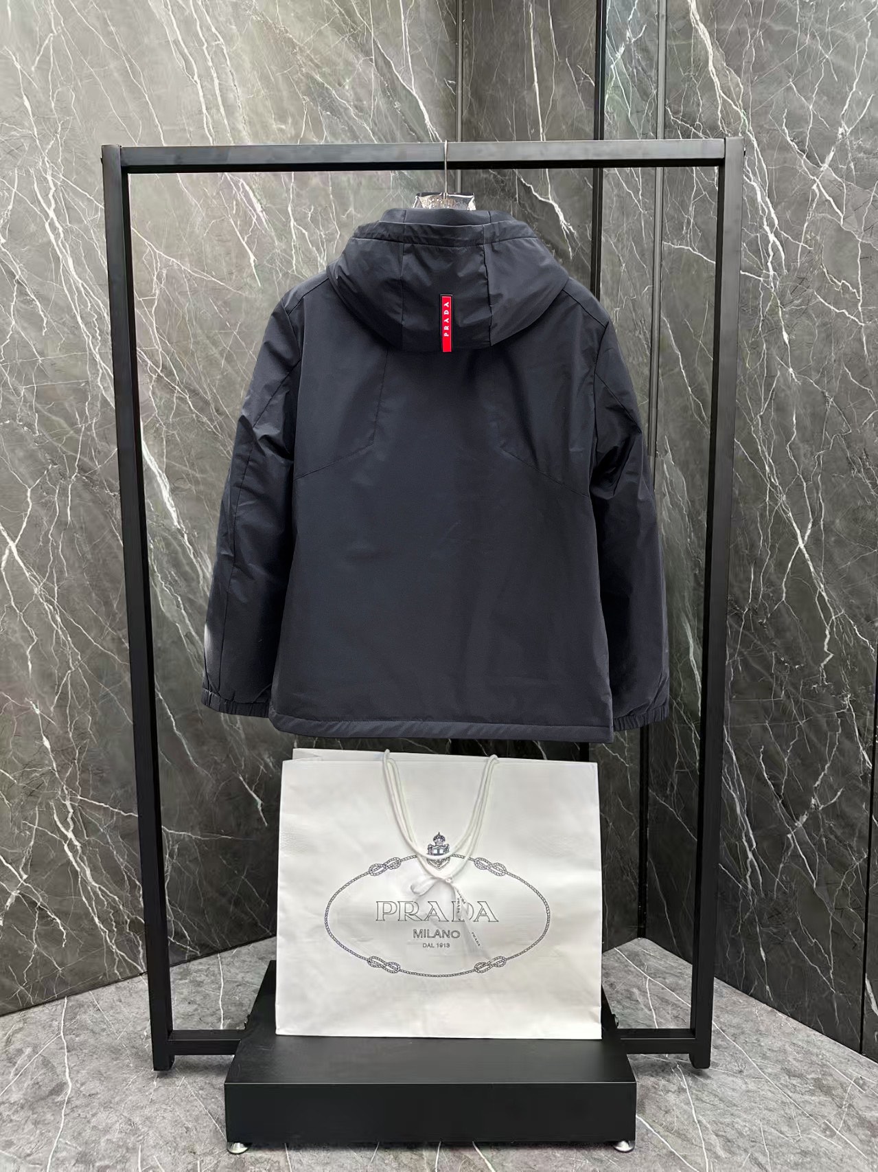   普拉达  三标齐全    ss冬季新款羽绒棉服外套，秀场新品‼品相非常完美，舒适保暖，色泽饱满诱人，