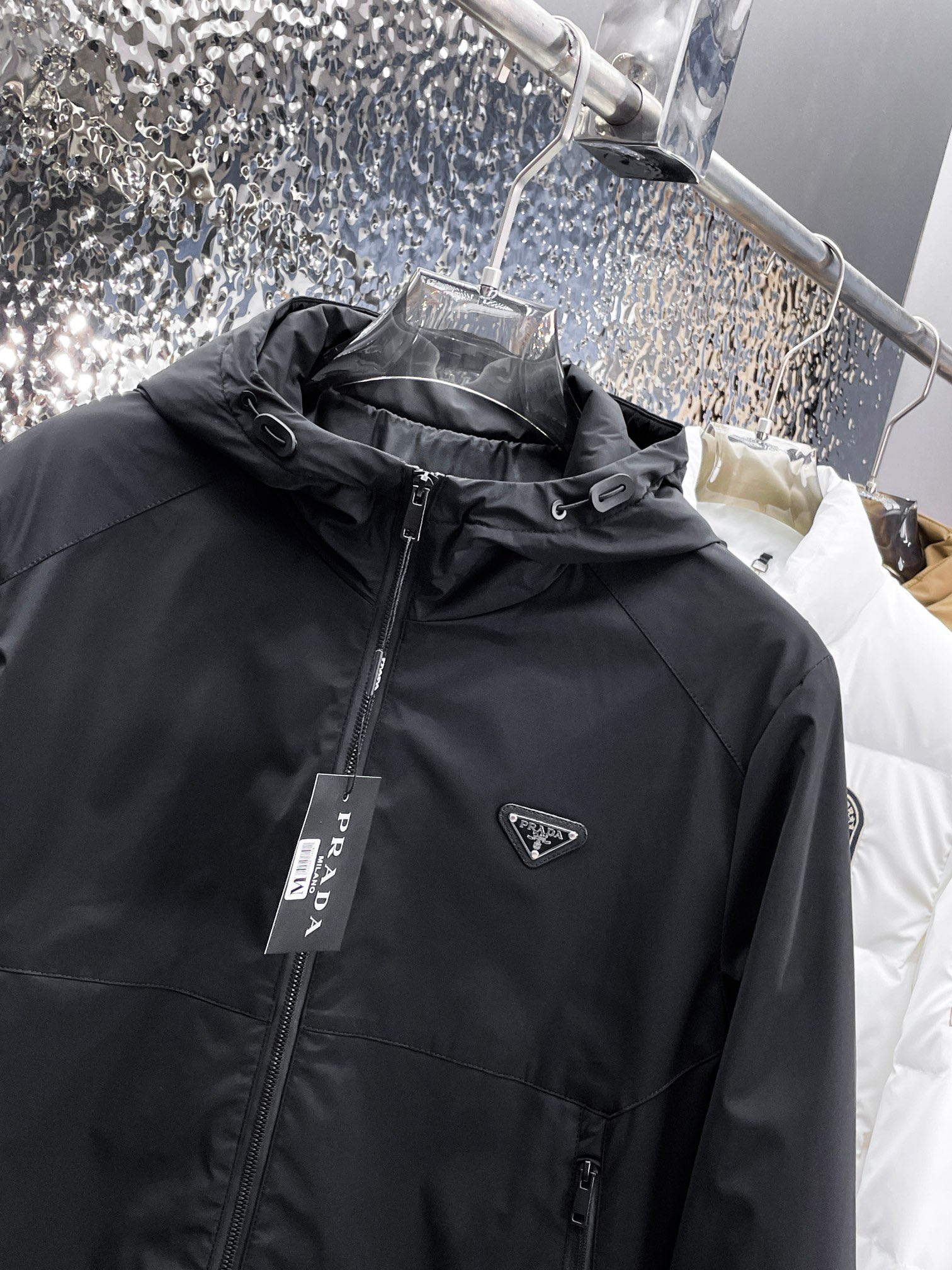   普拉达  三标齐全    ss冬季新款羽绒棉服外套，秀场新品‼品相非常完美，舒适保暖，色泽饱满诱人，
