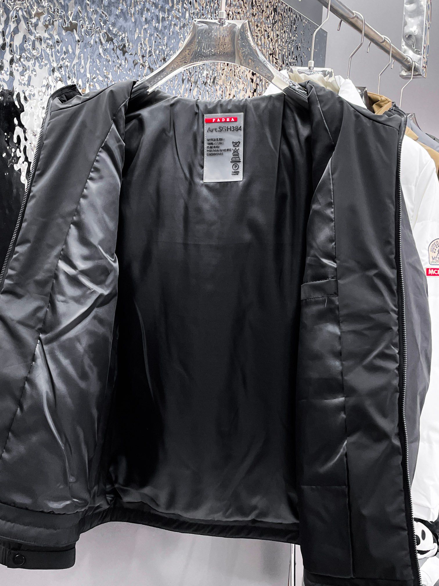   普拉达  三标齐全    ss冬季新款羽绒棉服外套，秀场新品‼品相非常完美，舒适保暖，色泽饱满诱人，