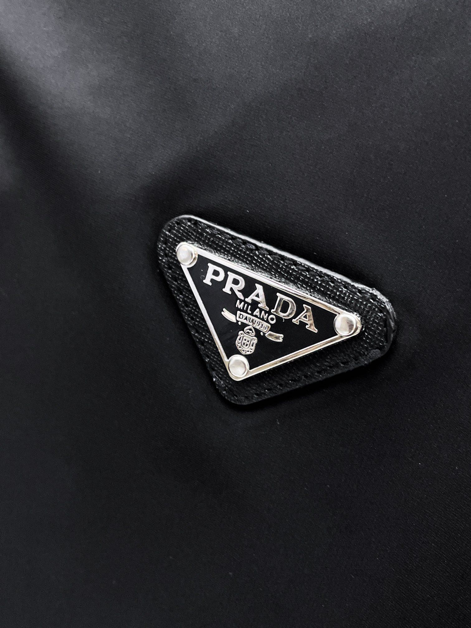   普拉达  三标齐全    ss冬季新款羽绒棉服外套，秀场新品‼品相非常完美，舒适保暖，色泽饱满诱人，