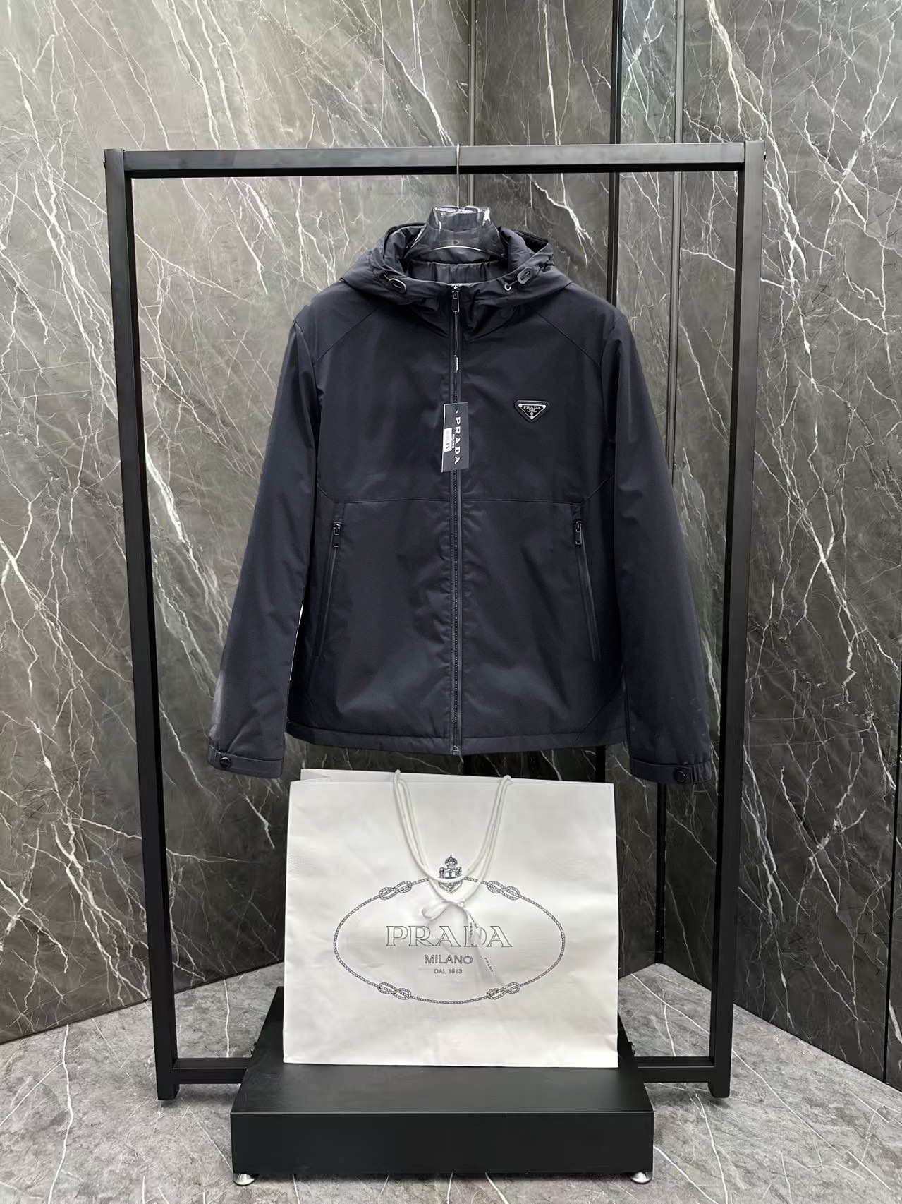   普拉达  三标齐全    ss冬季新款羽绒棉服外套，秀场新品‼品相非常完美，舒适保暖，色泽饱满诱人，