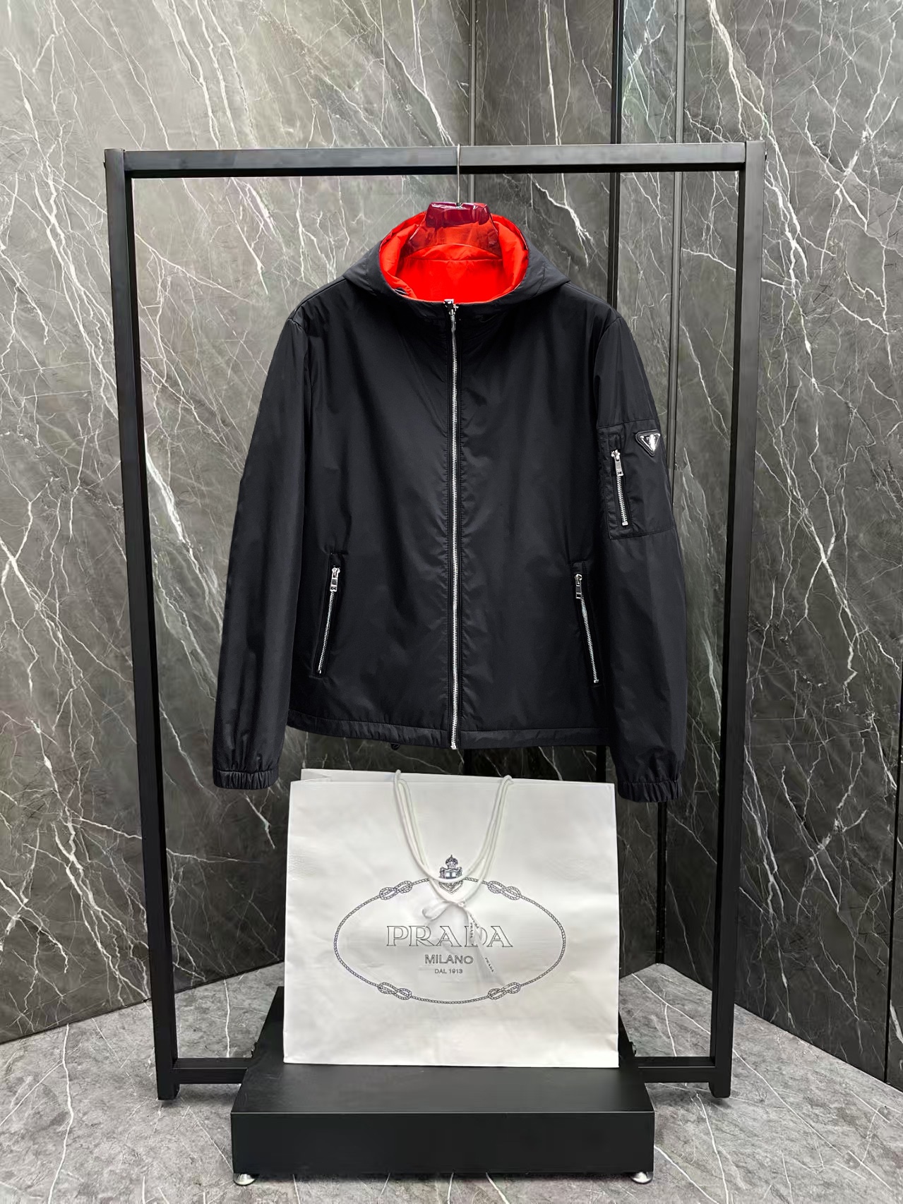   普拉达  三标齐全    ss冬季新款双面穿羽绒棉服外套，秀场新品‼品相非常完美，舒适保暖，色泽饱满