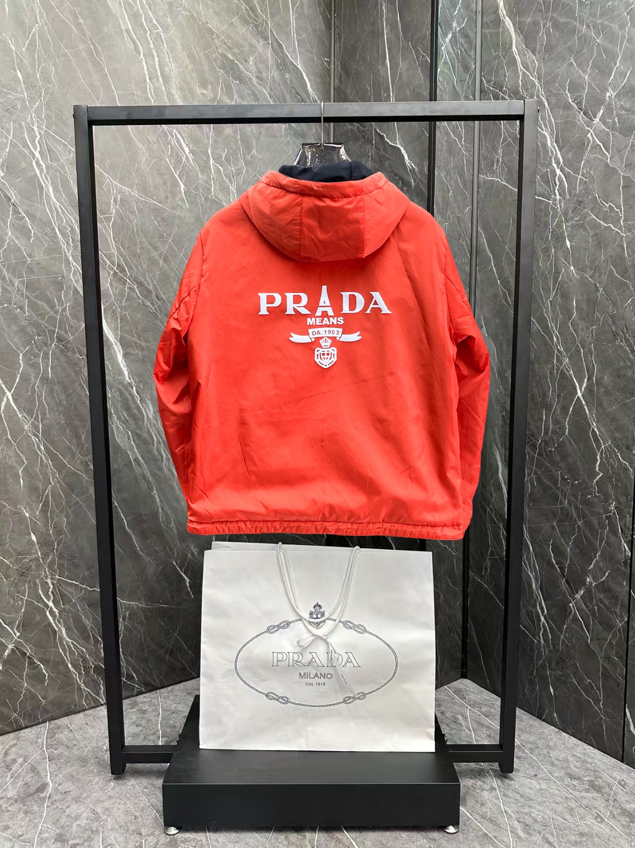   普拉达  三标齐全    ss冬季新款双面穿羽绒棉服外套，秀场新品‼品相非常完美，舒适保暖，色泽饱满