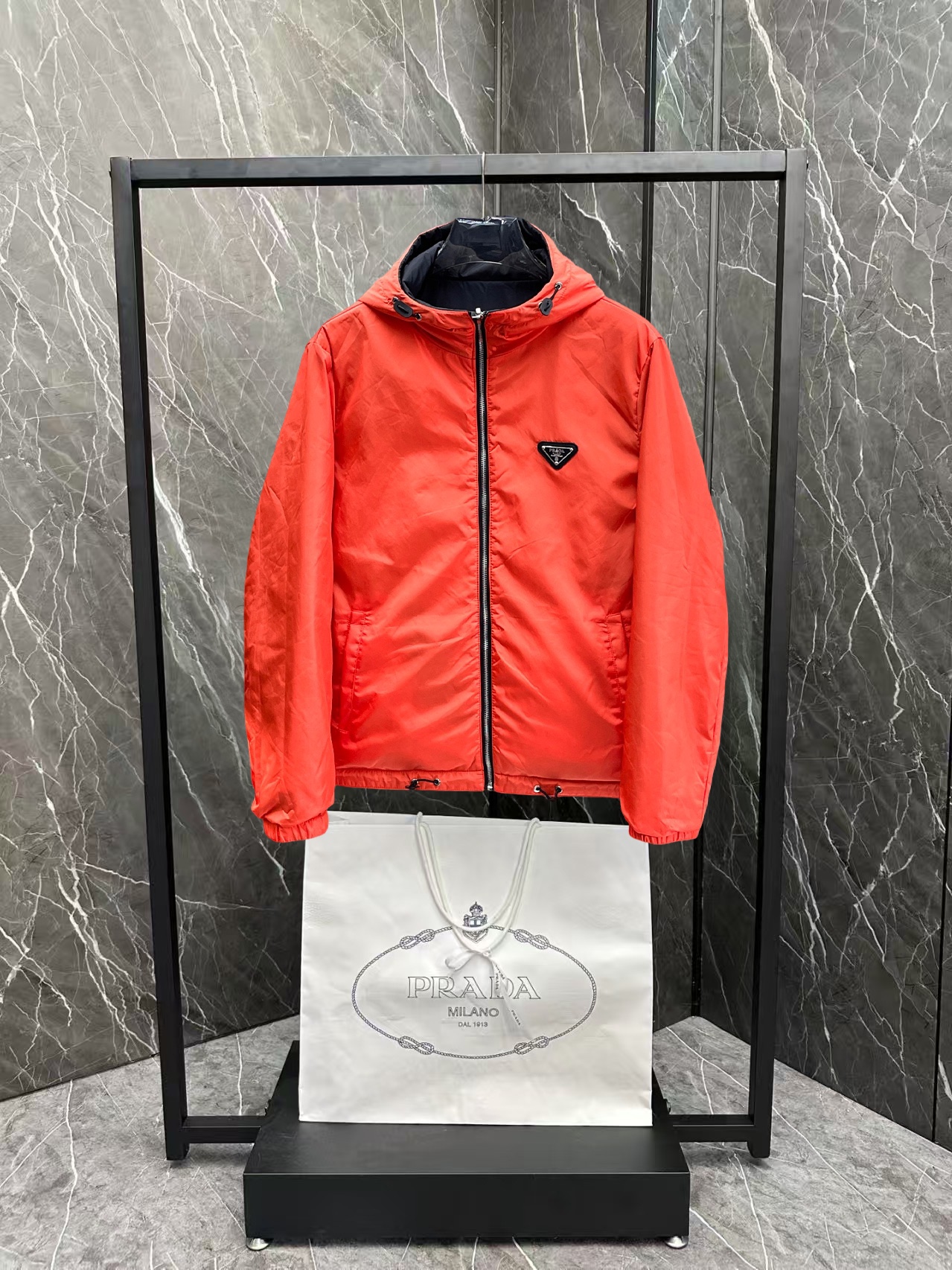   普拉达  三标齐全    ss冬季新款双面穿羽绒棉服外套，秀场新品‼品相非常完美，舒适保暖，色泽饱满