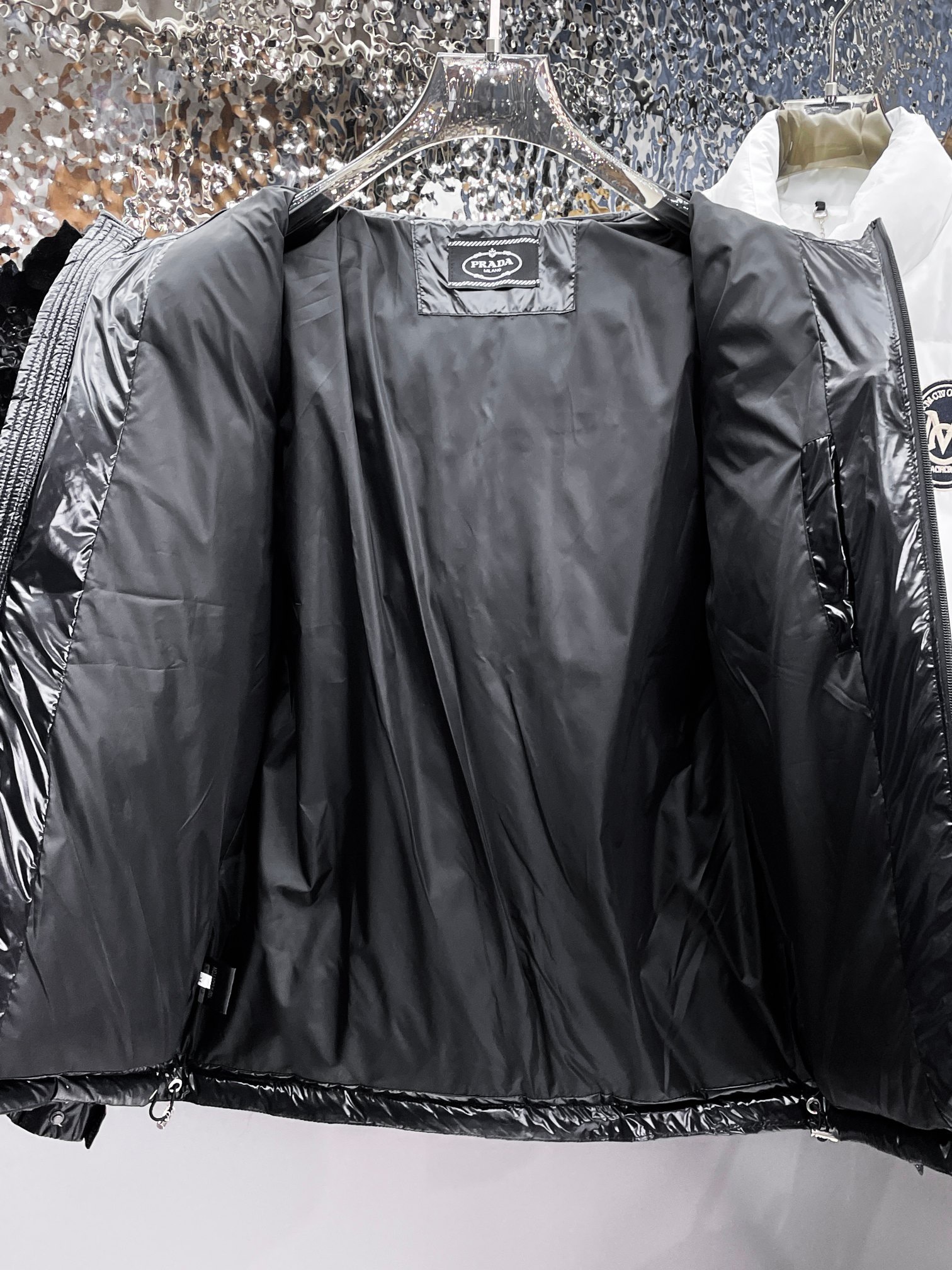 ! 普拉达 秋冬新款羽绒服。这款号称羽绒服届最贵的,全部90绒的。带着经典的Logo组合搭配,第一眼