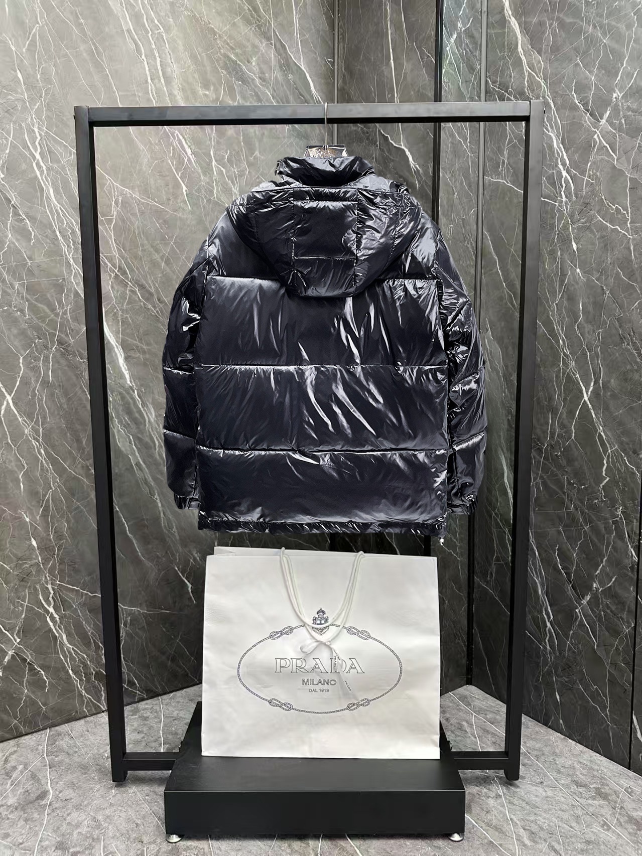! 普拉达 秋冬新款羽绒服。这款号称羽绒服届最贵的,全部90绒的。带着经典的Logo组合搭配,第一眼