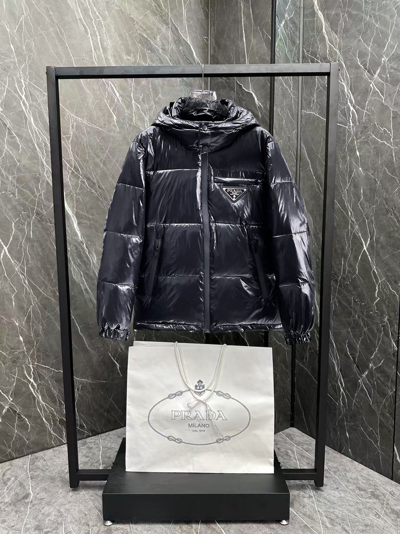 ! 普拉达 秋冬新款羽绒服。这款号称羽绒服届最贵的,全部90绒的。带着经典的Logo组合搭配,第一眼