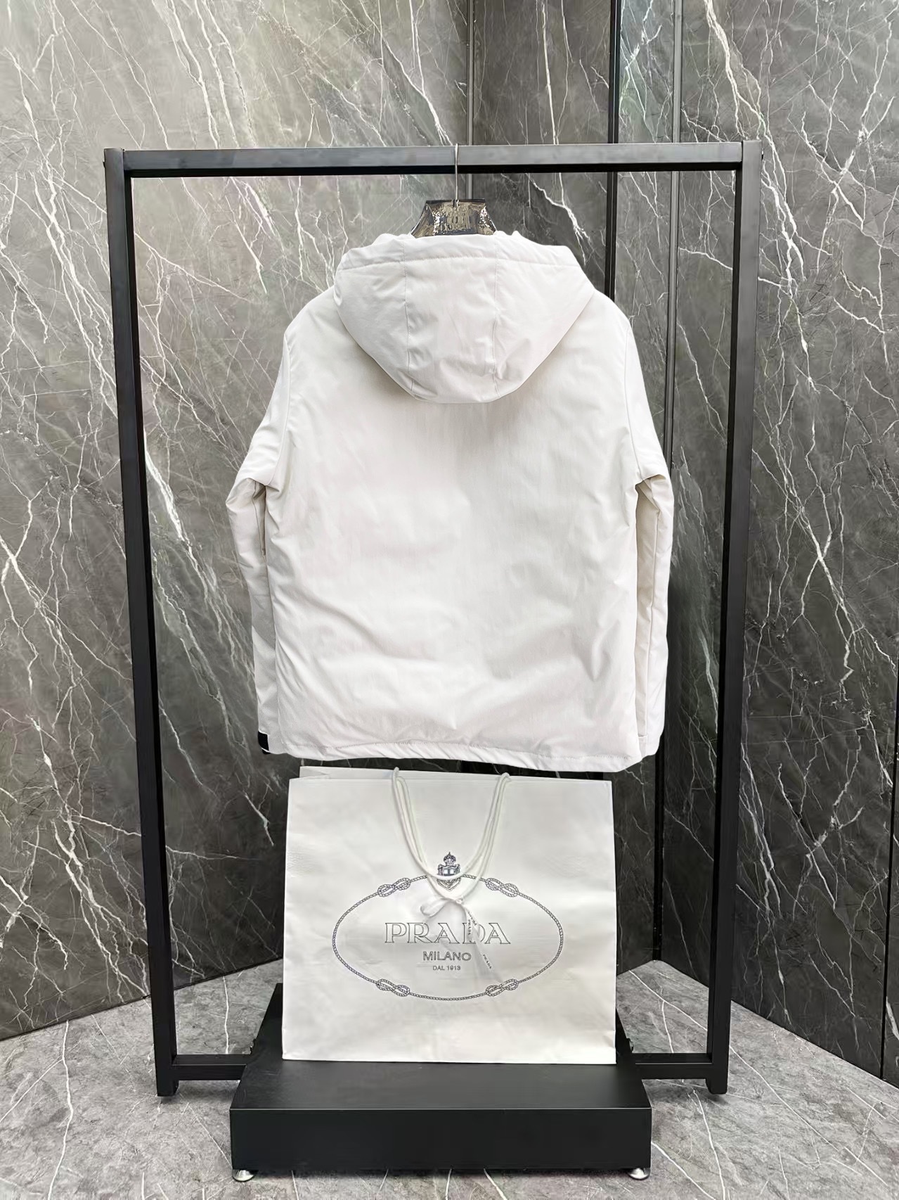 ! 蒙口 秋冬新款羽绒服。这款号称羽绒服届最贵的,全部90绒的。带着经典的Logo组合搭配,第一眼看