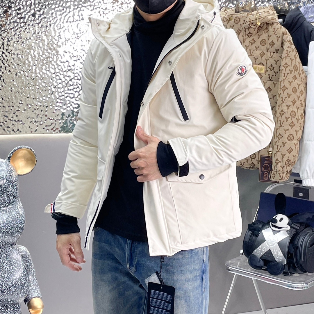 ! 蒙口 秋冬新款羽绒服。这款号称羽绒服届最贵的,全部90绒的。带着经典的Logo组合搭配,第一眼看