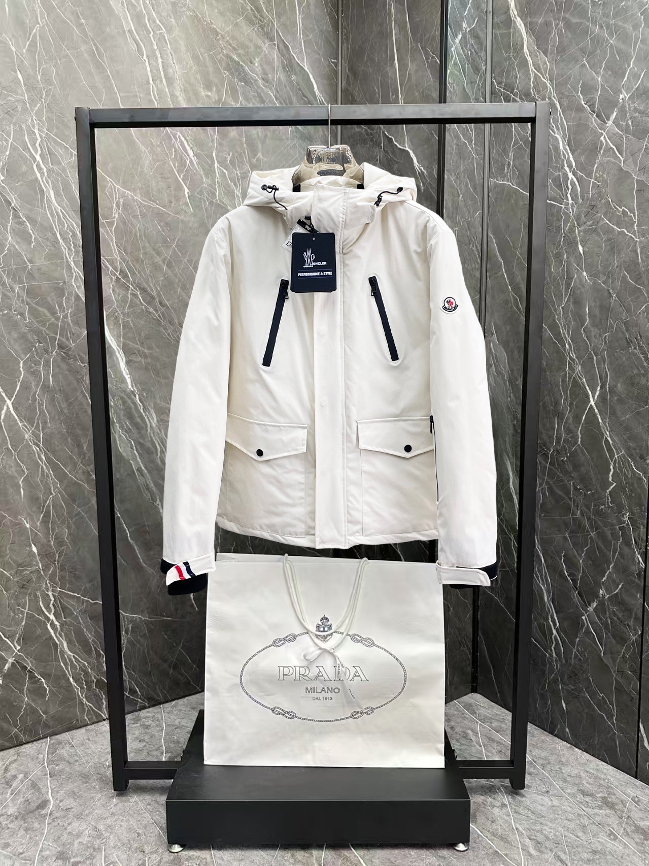 ! 蒙口 秋冬新款羽绒服。这款号称羽绒服届最贵的,全部90绒的。带着经典的Logo组合搭配,第一眼看