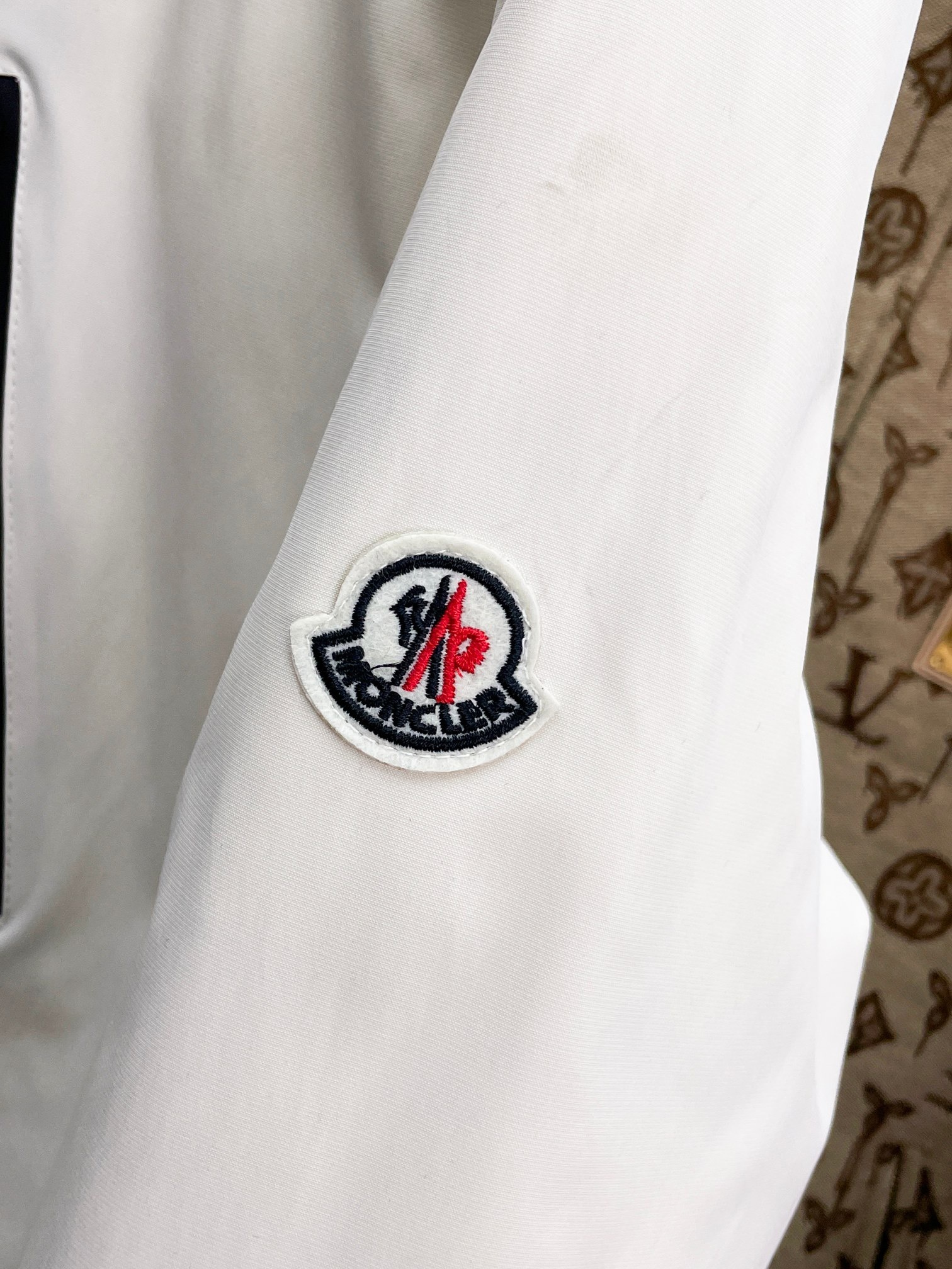 ! 蒙口 秋冬新款羽绒服。这款号称羽绒服届最贵的,全部90绒的。带着经典的Logo组合搭配,第一眼看