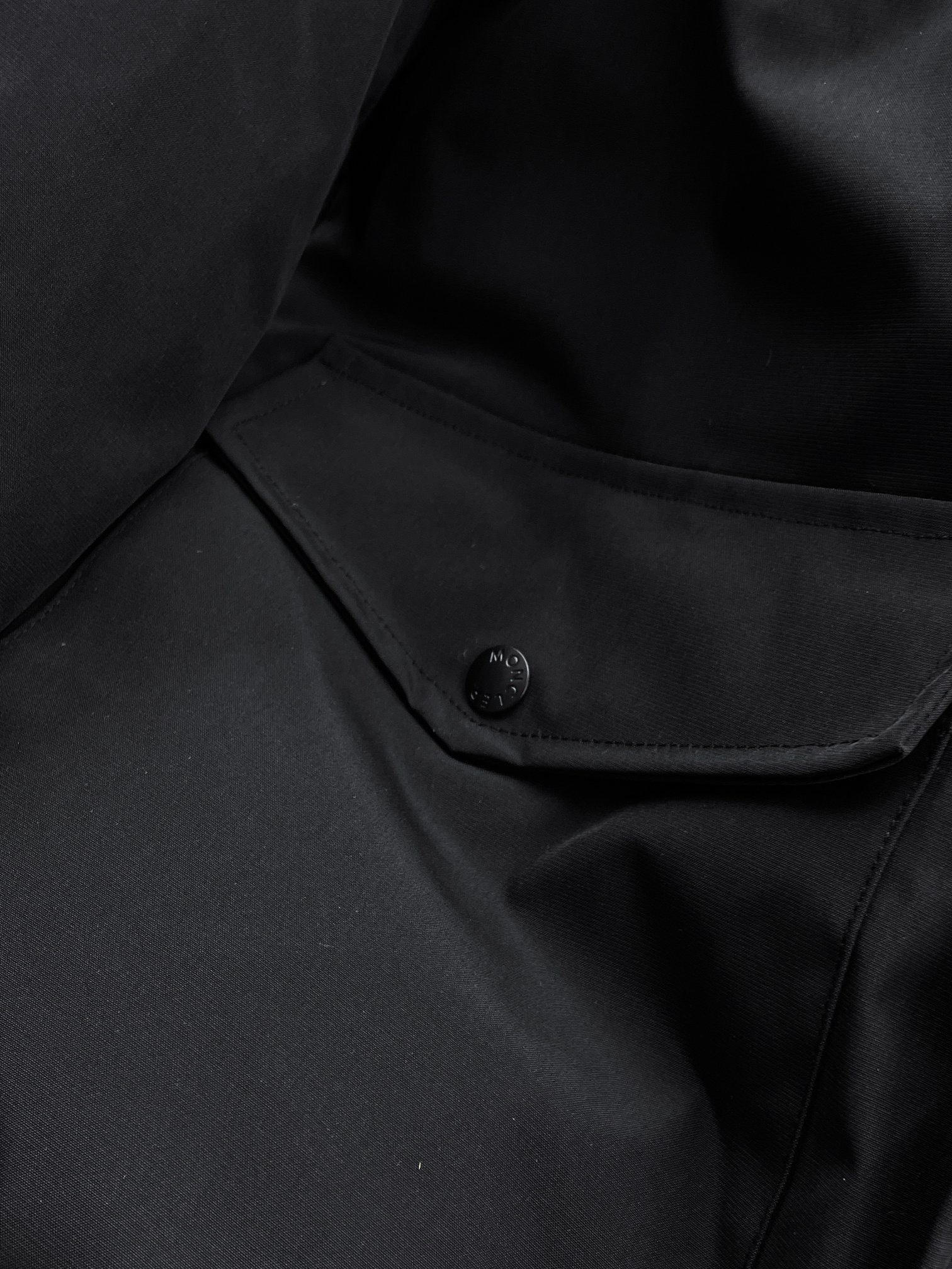 ! 蒙口 秋冬新款羽绒服。这款号称羽绒服届最贵的,全部90绒的。带着经典的Logo组合搭配,第一眼看