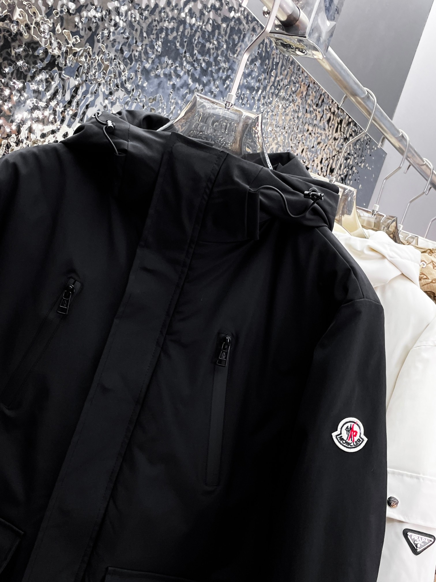 ! 蒙口 秋冬新款羽绒服。这款号称羽绒服届最贵的,全部90绒的。带着经典的Logo组合搭配,第一眼看