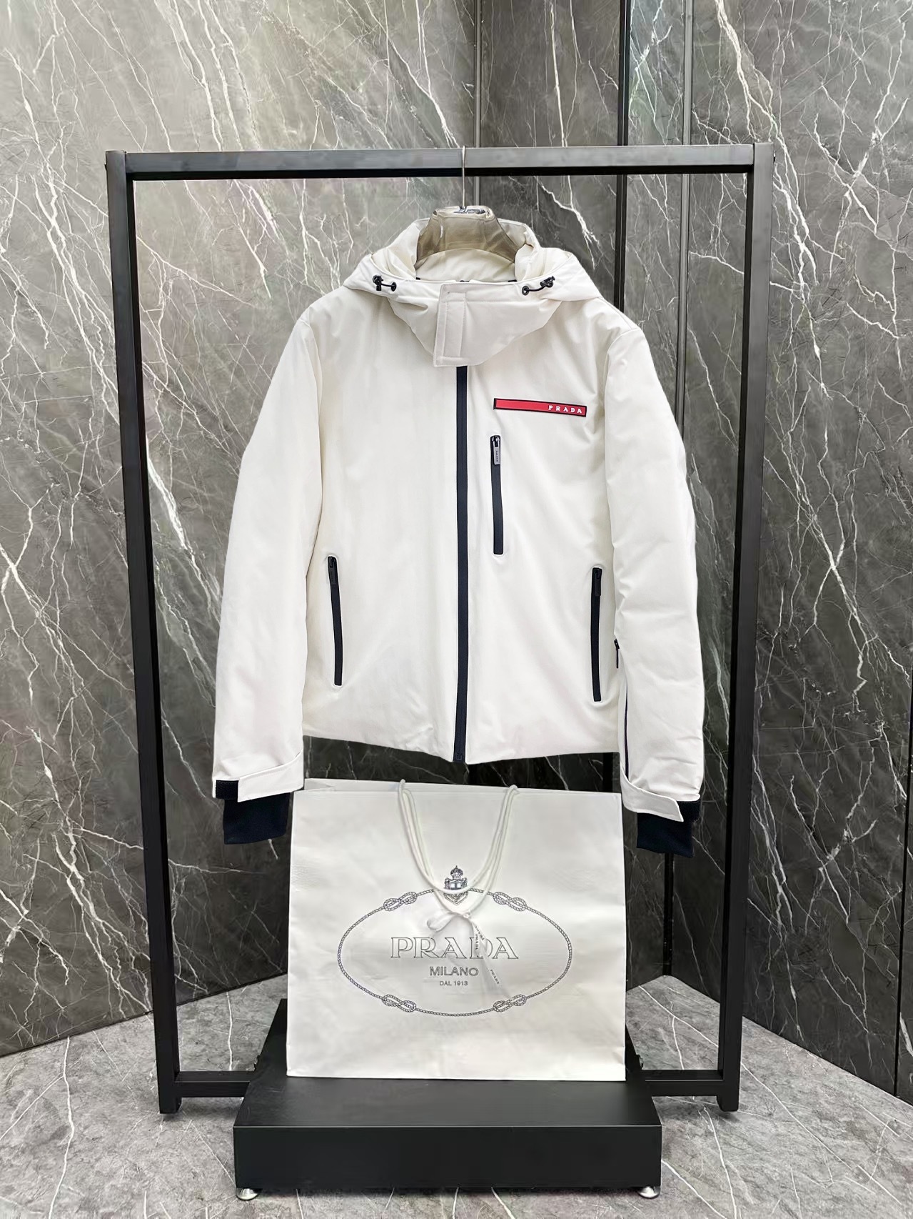 ! 普拉达 秋冬新款羽绒服。这款号称羽绒服届最贵的,全部90绒的。带着经典的Logo组合搭配,第一眼