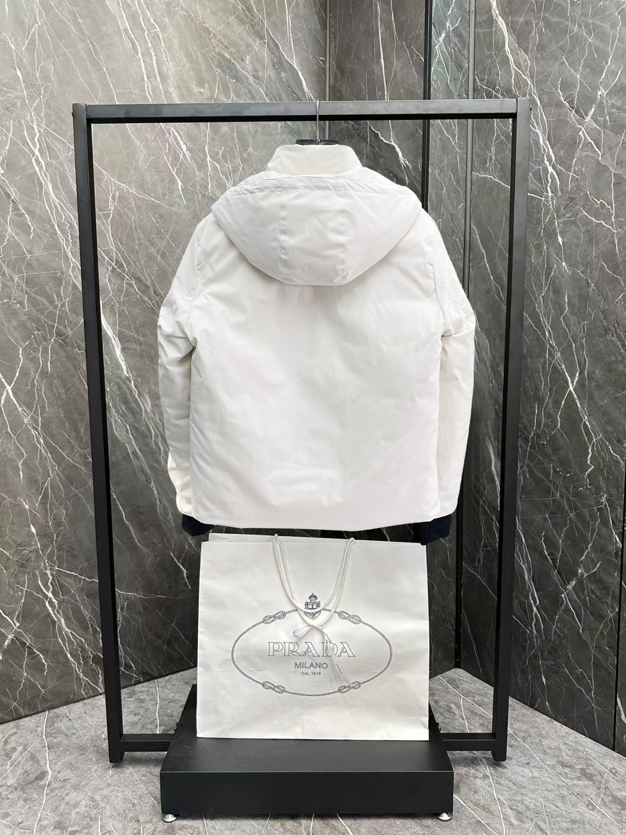 ! 普拉达 秋冬新款羽绒服。这款号称羽绒服届最贵的,全部90绒的。带着经典的Logo组合搭配,第一眼