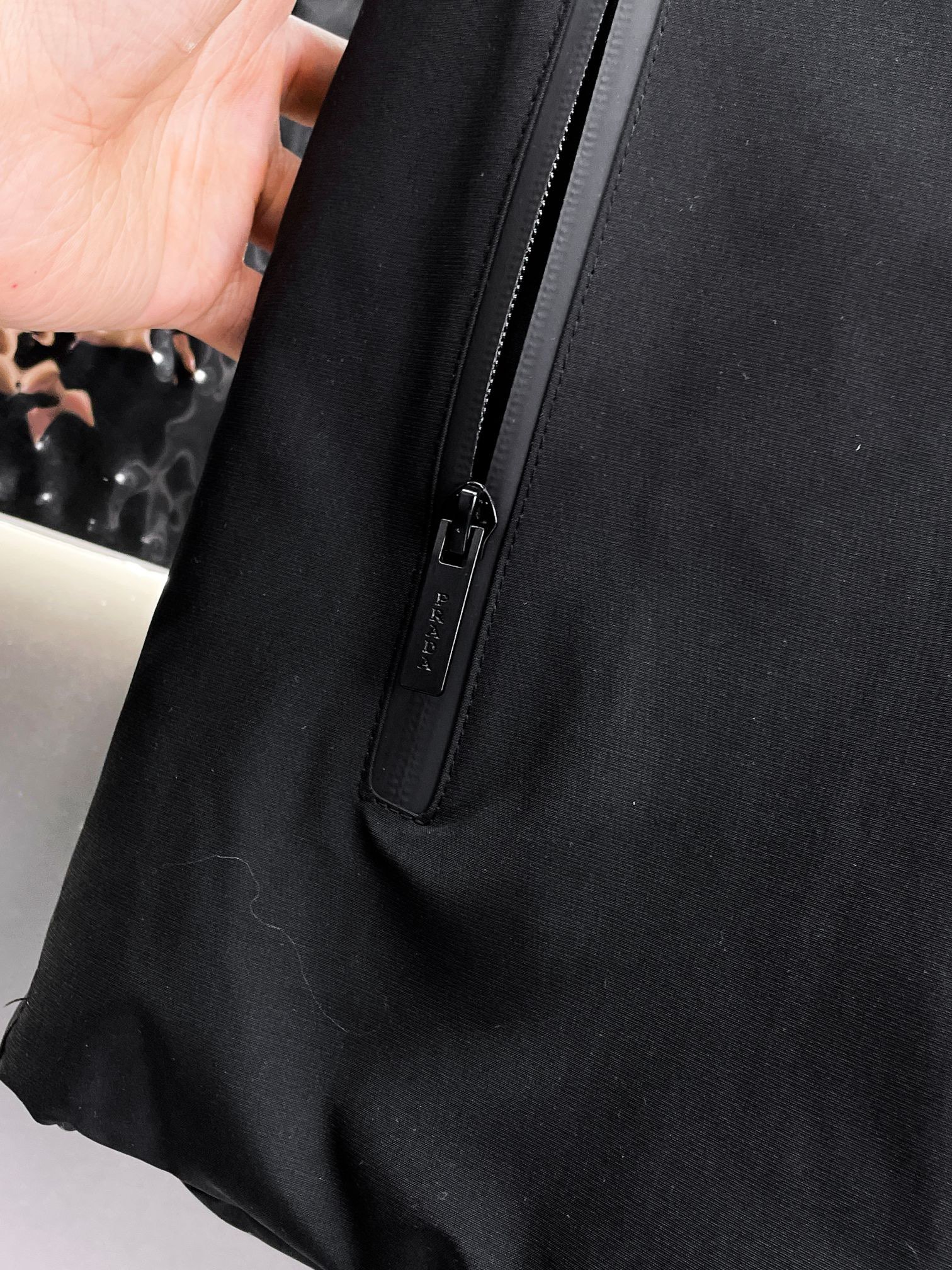 ！  普拉达  秋冬新款羽绒服。这款号称羽绒服届最贵的，全部90绒的。带着经典的Logo组合搭配，第一眼