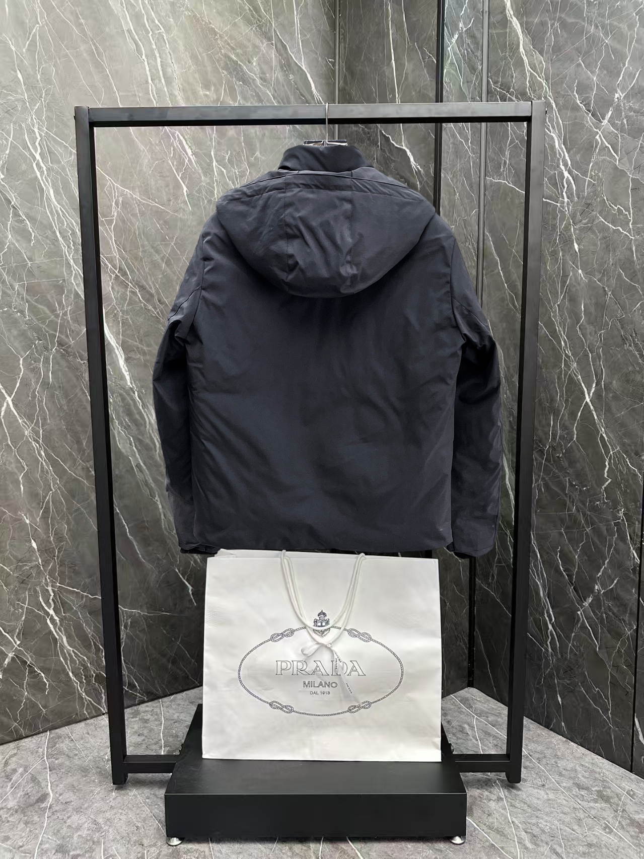 ！  普拉达  秋冬新款羽绒服。这款号称羽绒服届最贵的，全部90绒的。带着经典的Logo组合搭配，第一眼