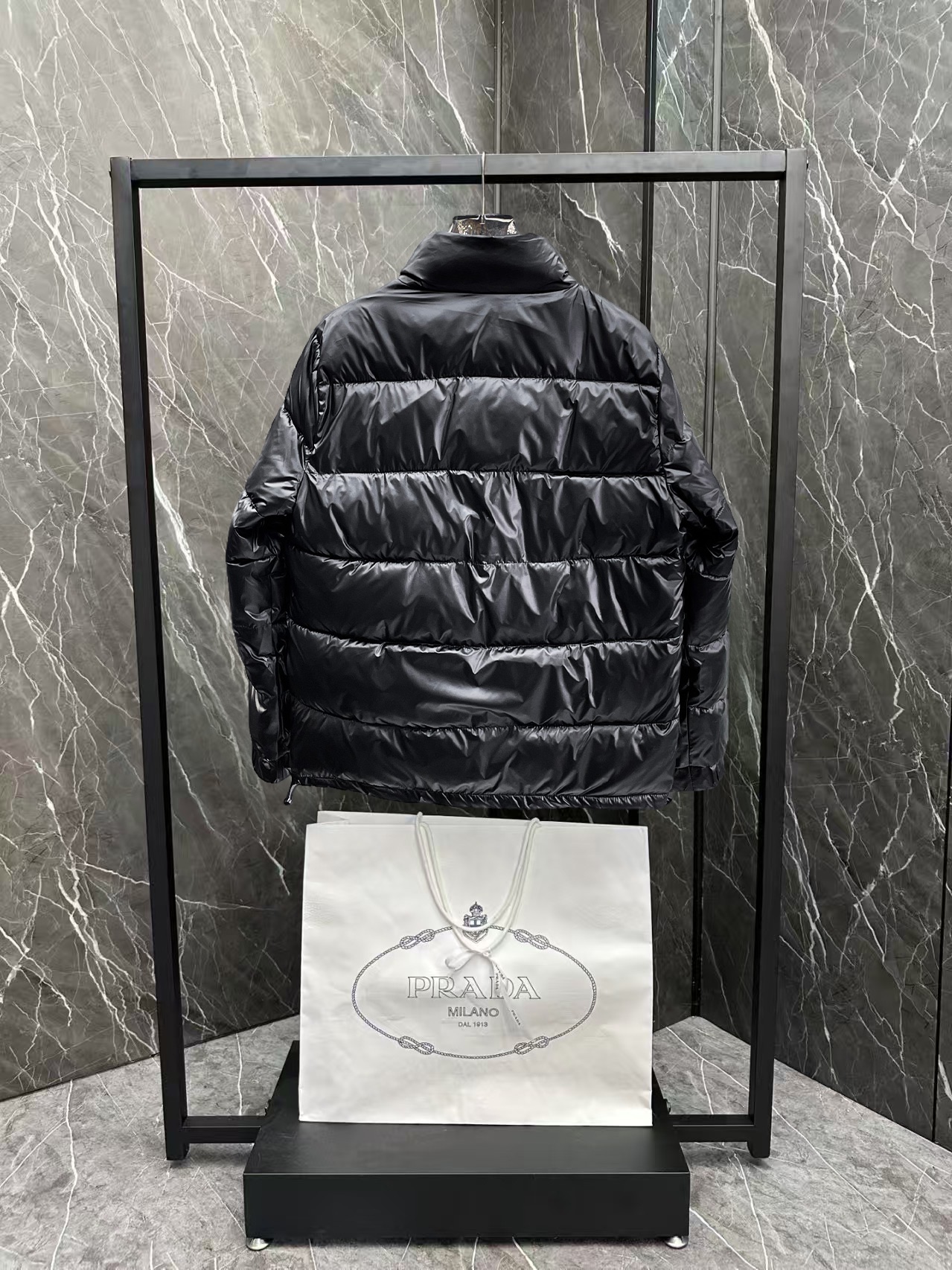 ！  普拉达  秋冬新款羽绒服。这款号称羽绒服届最贵的，全部90绒的。带着经典的Logo组合搭配，第一眼