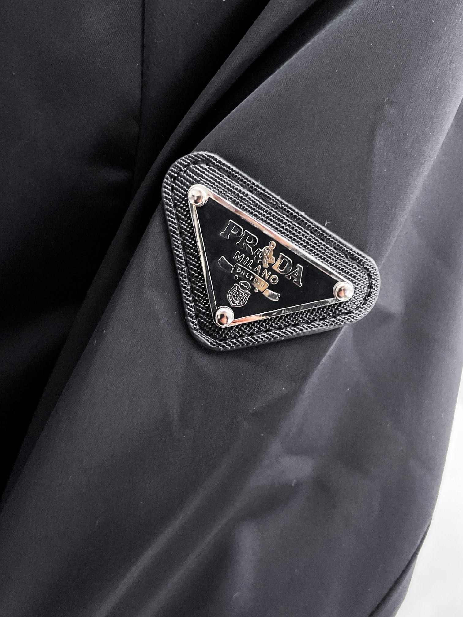   普拉达  三标齐全    ss冬季新款羽绒棉服外套，秀场新品‼品相非常完美，舒适保暖，色泽饱满诱人，