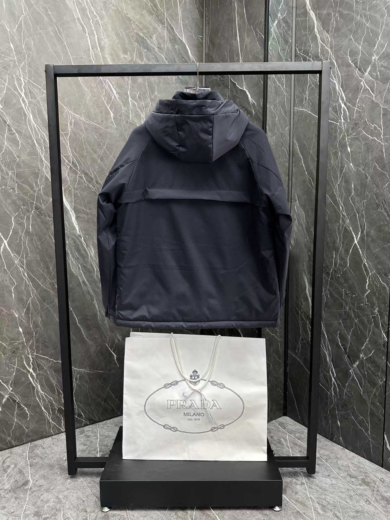   普拉达  三标齐全    ss冬季新款羽绒棉服外套，秀场新品‼品相非常完美，舒适保暖，色泽饱满诱人，