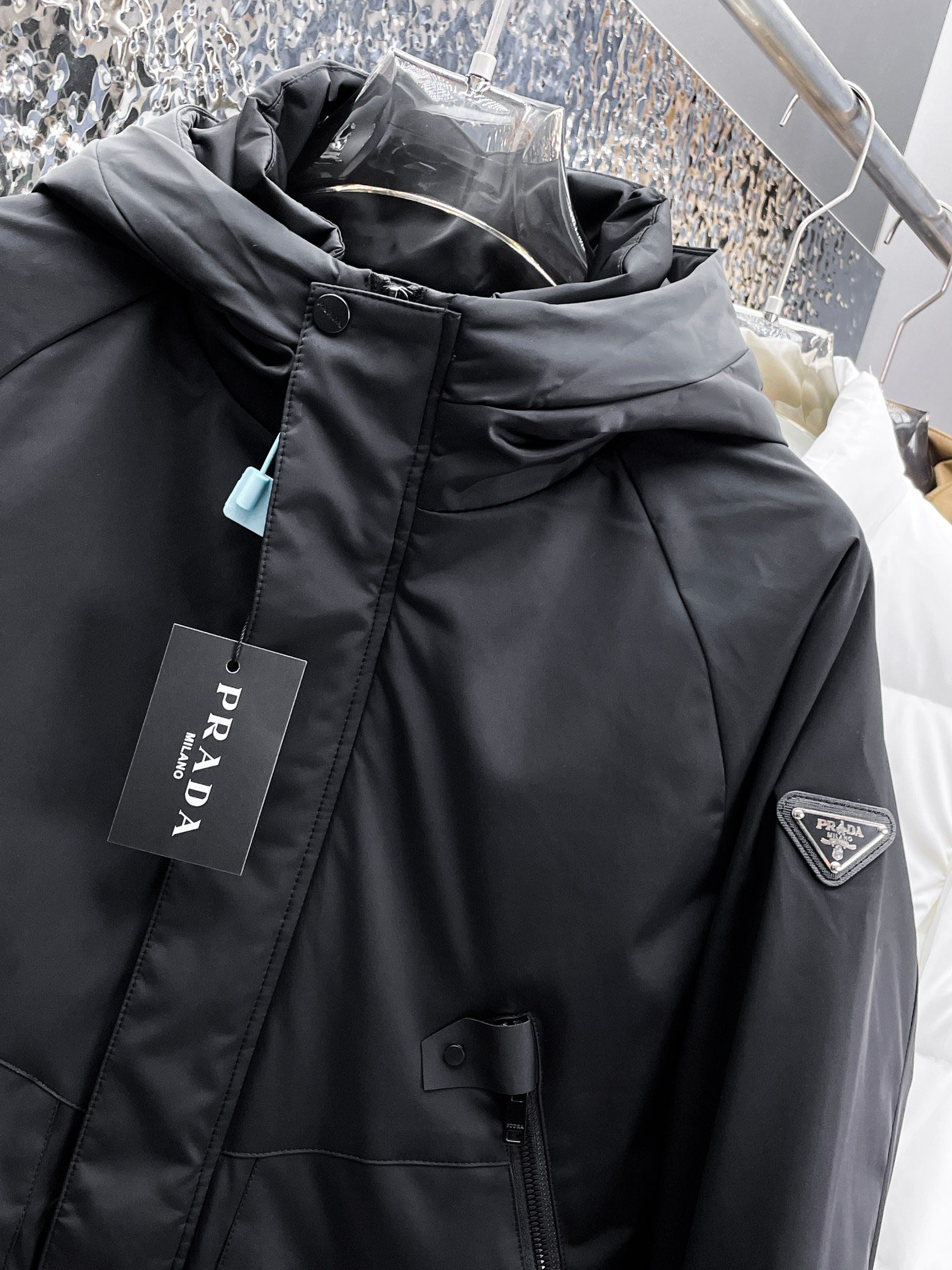   普拉达  三标齐全    ss冬季新款羽绒棉服外套，秀场新品‼品相非常完美，舒适保暖，色泽饱满诱人，