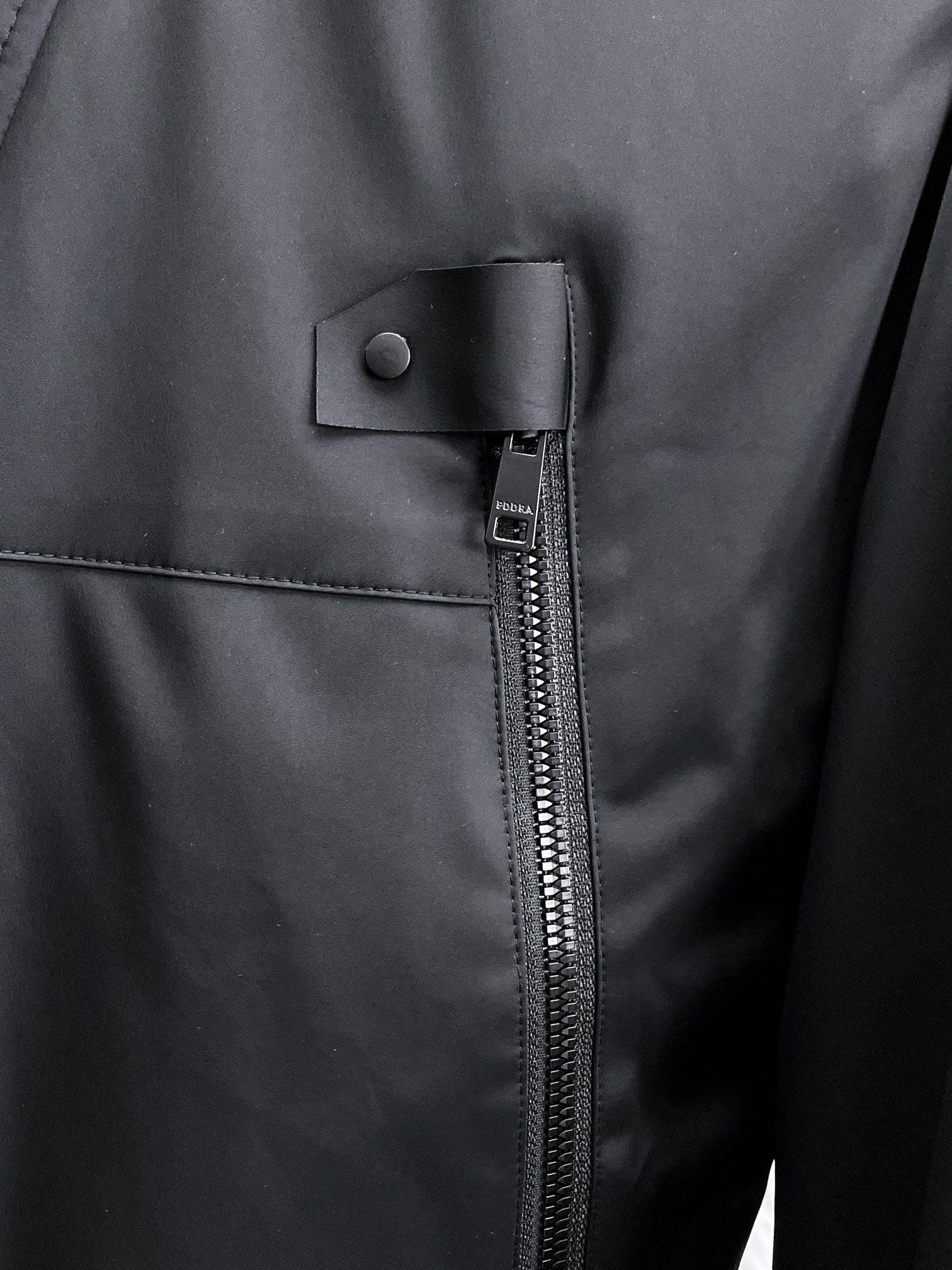   普拉达  三标齐全    ss冬季新款羽绒棉服外套，秀场新品‼品相非常完美，舒适保暖，色泽饱满诱人，