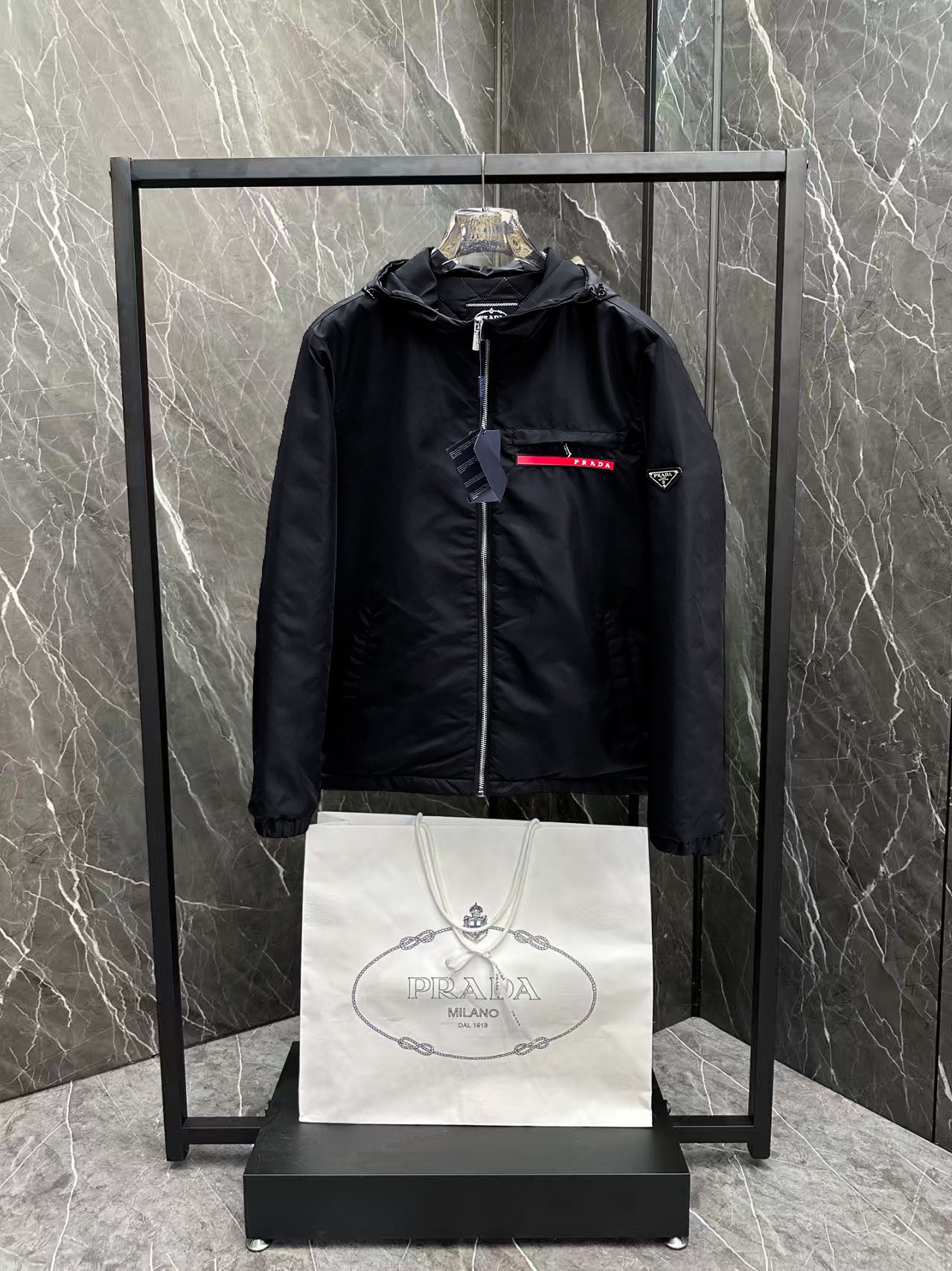   普拉达  三标齐全    ss冬季新款羽绒棉服外套，秀场新品‼品相非常完美，舒适保暖，色泽饱满诱人，